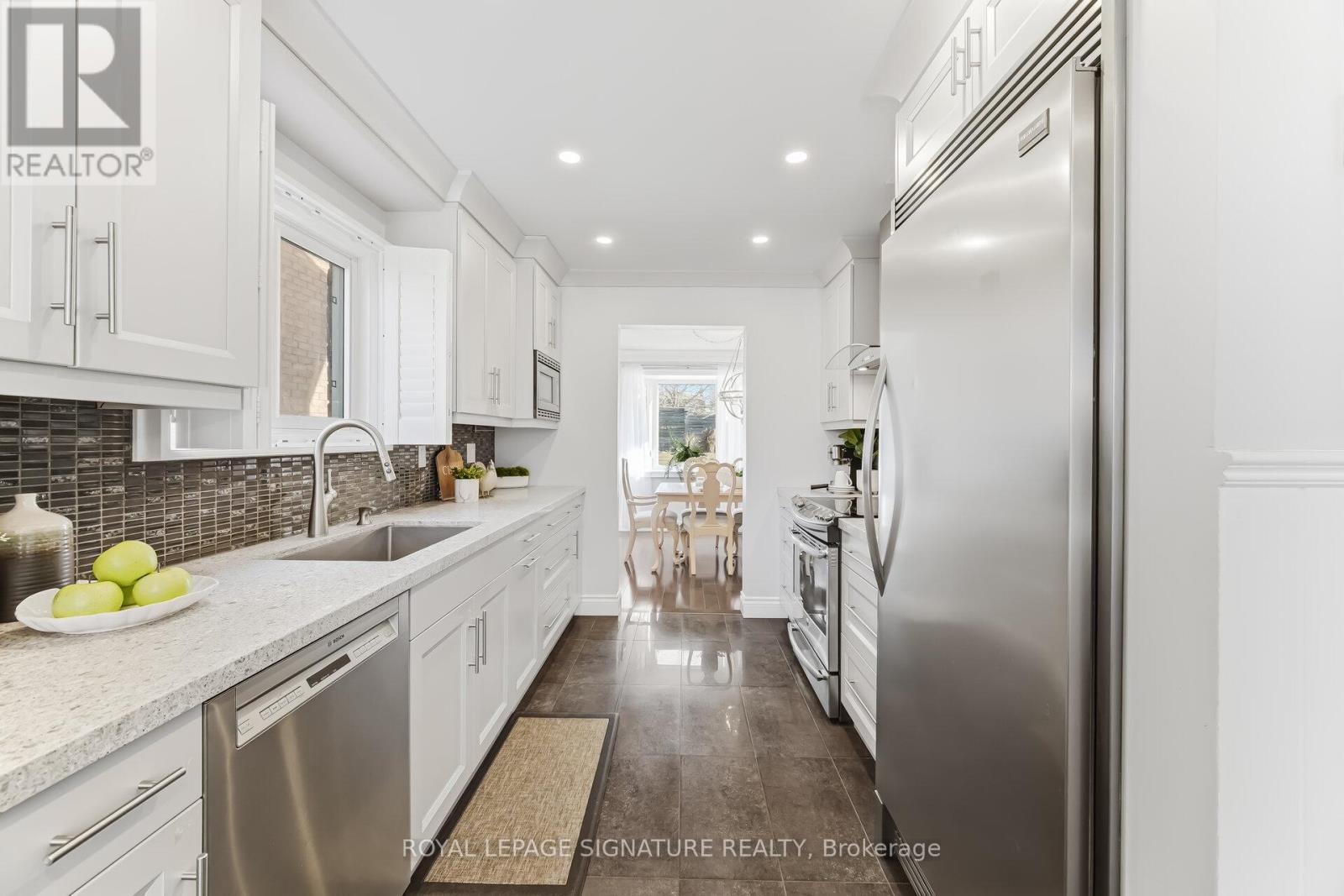 48 Evalene Court, Brampton, Ontario  L6Z 3A5 - Photo 6 - W12920784