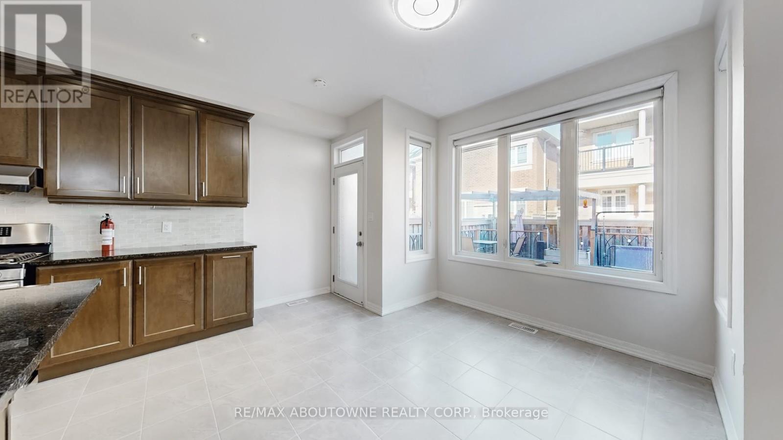 273 Sixteen Mile Drive, Oakville, Ontario  L6M 0V8 - Photo 15 - W12920840