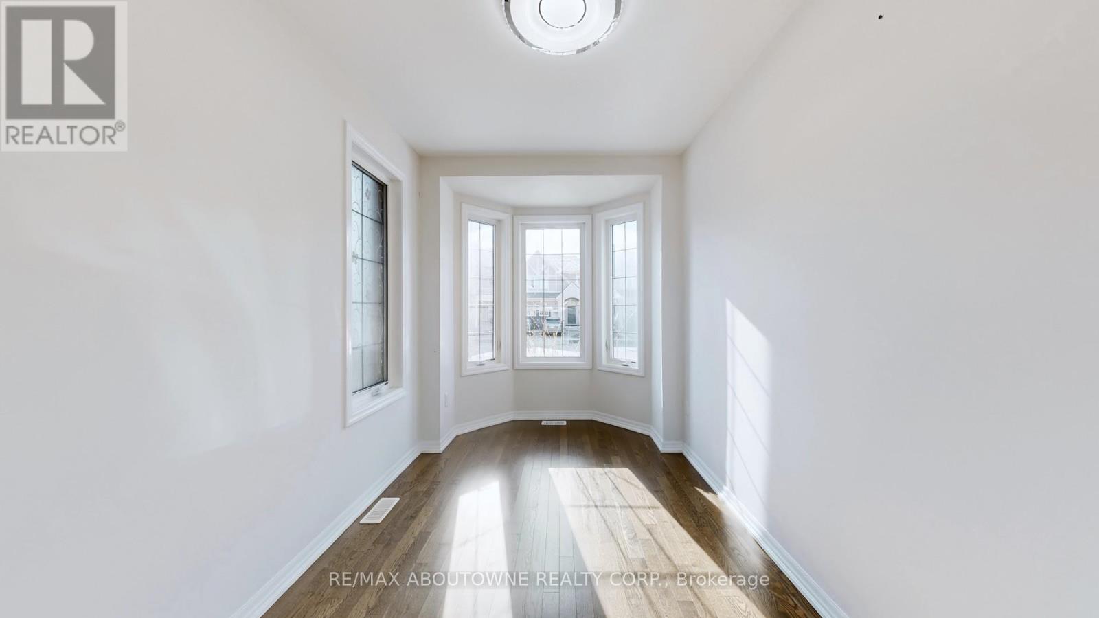 273 Sixteen Mile Drive, Oakville, Ontario  L6M 0V8 - Photo 3 - W12920840