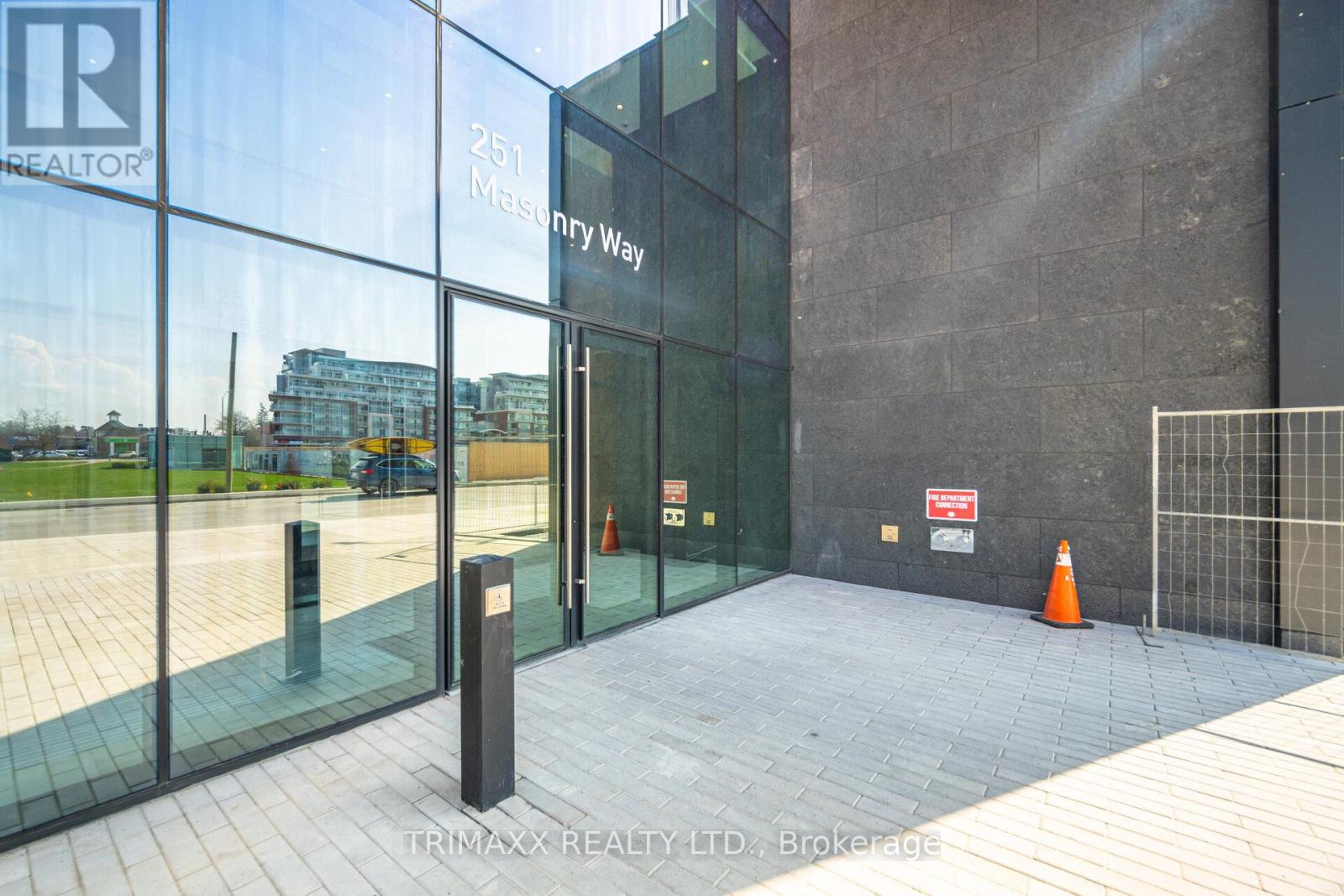 906 - 251 Masonry Way, Mississauga, Ontario  L5H 0B3 - Photo 2 - W12920846