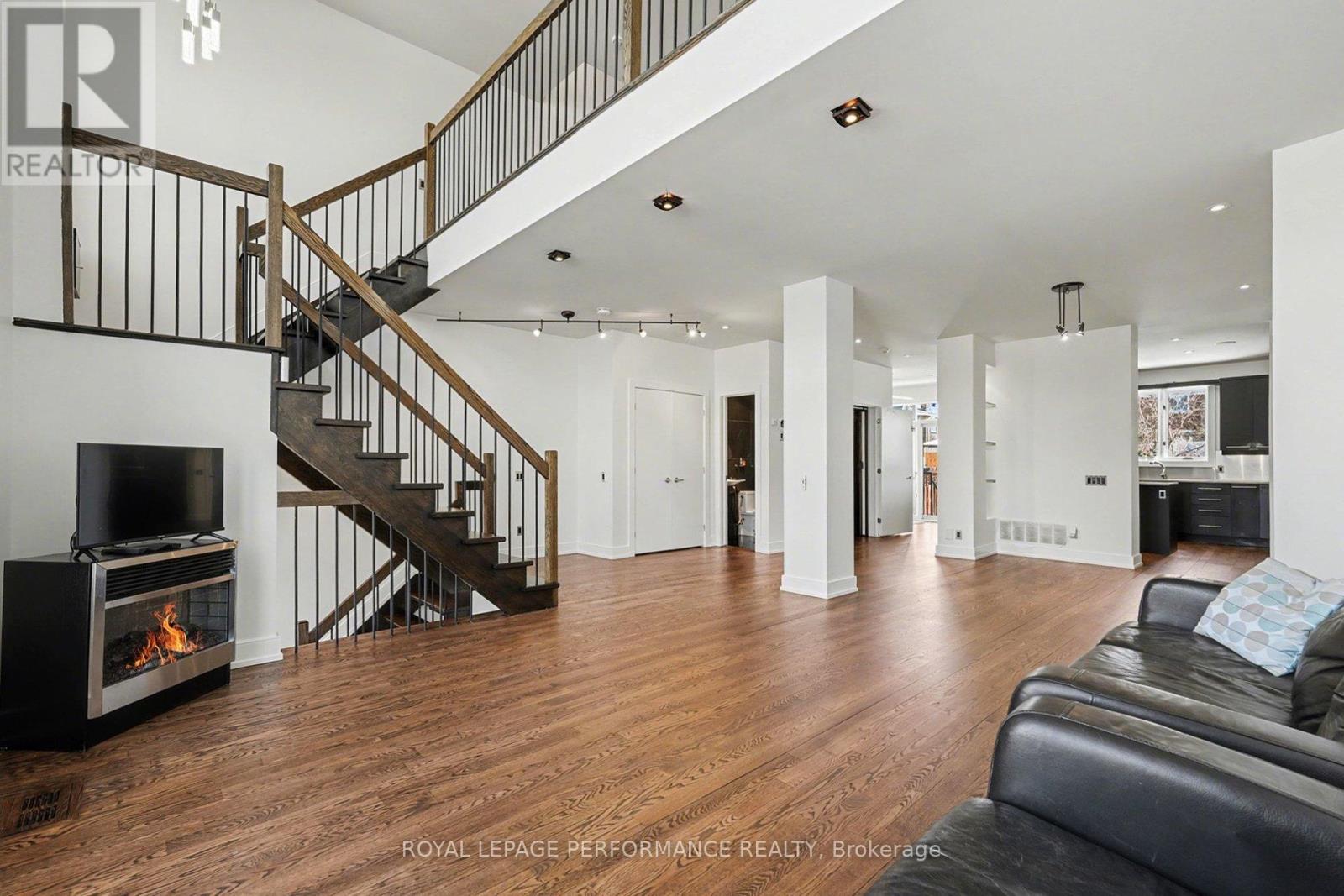 805 Kingsmere Avenue, Ottawa, Ontario  K2A 3J8 - Photo 3 - X12920672