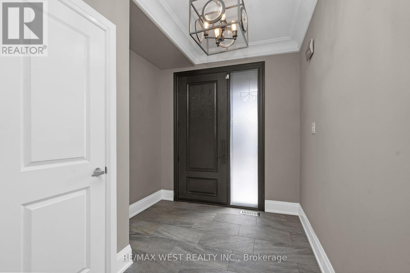 99 Gray Park Drive, Caledon, Ontario  L7E 2N5 - Photo 4 - W12919008