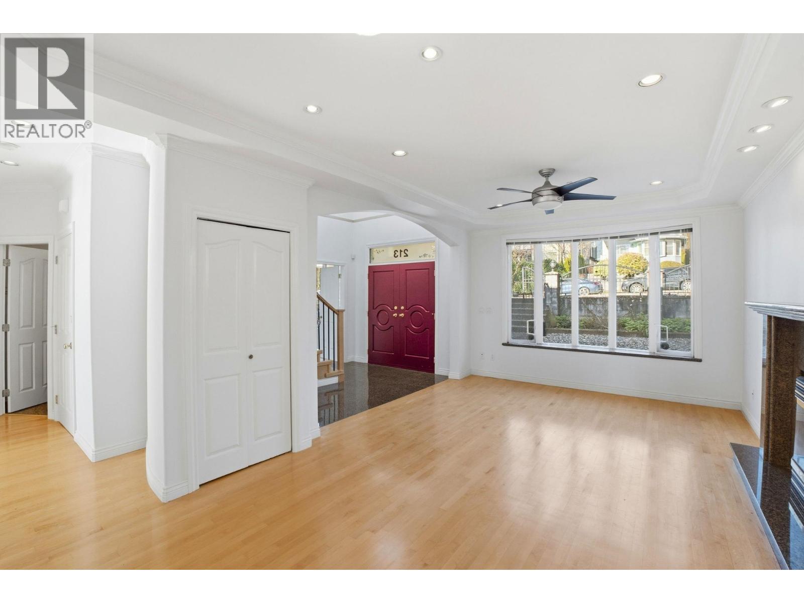 213 W 28th Street, North Vancouver, British Columbia  V7N 2H9 - Photo 3 - R3103556