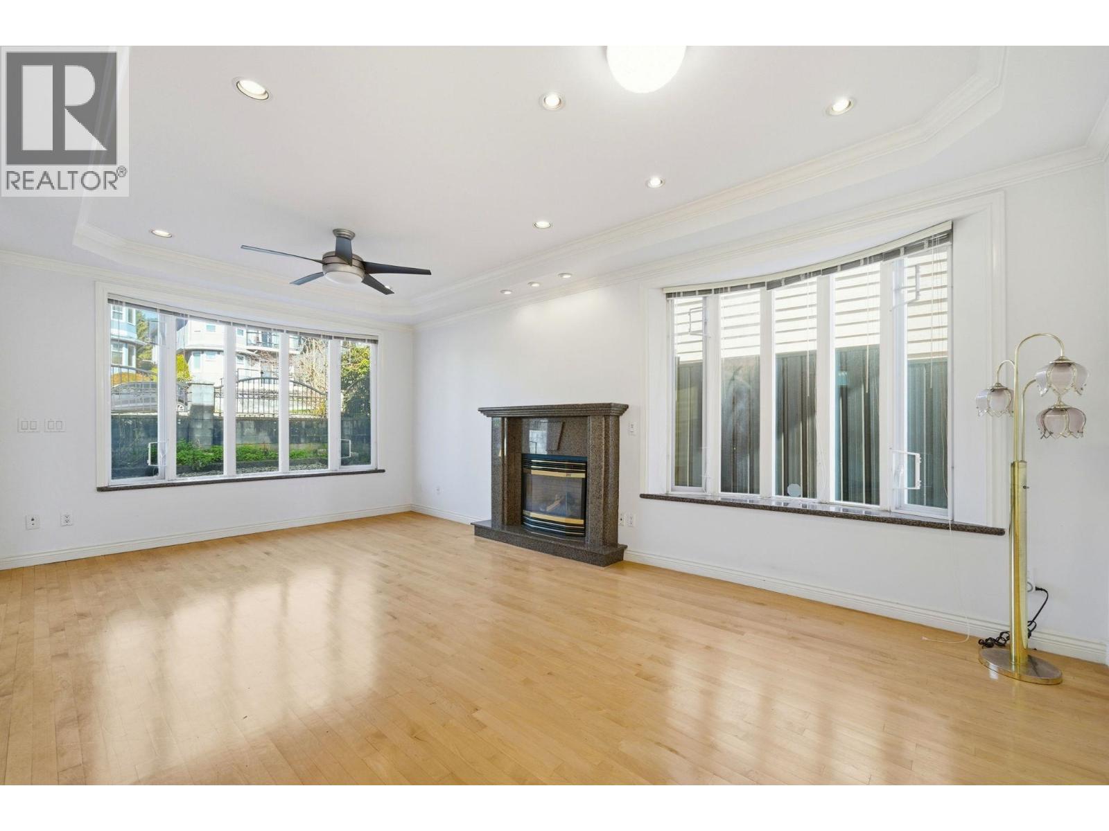 213 W 28th Street, North Vancouver, British Columbia  V7N 2H9 - Photo 2 - R3103556