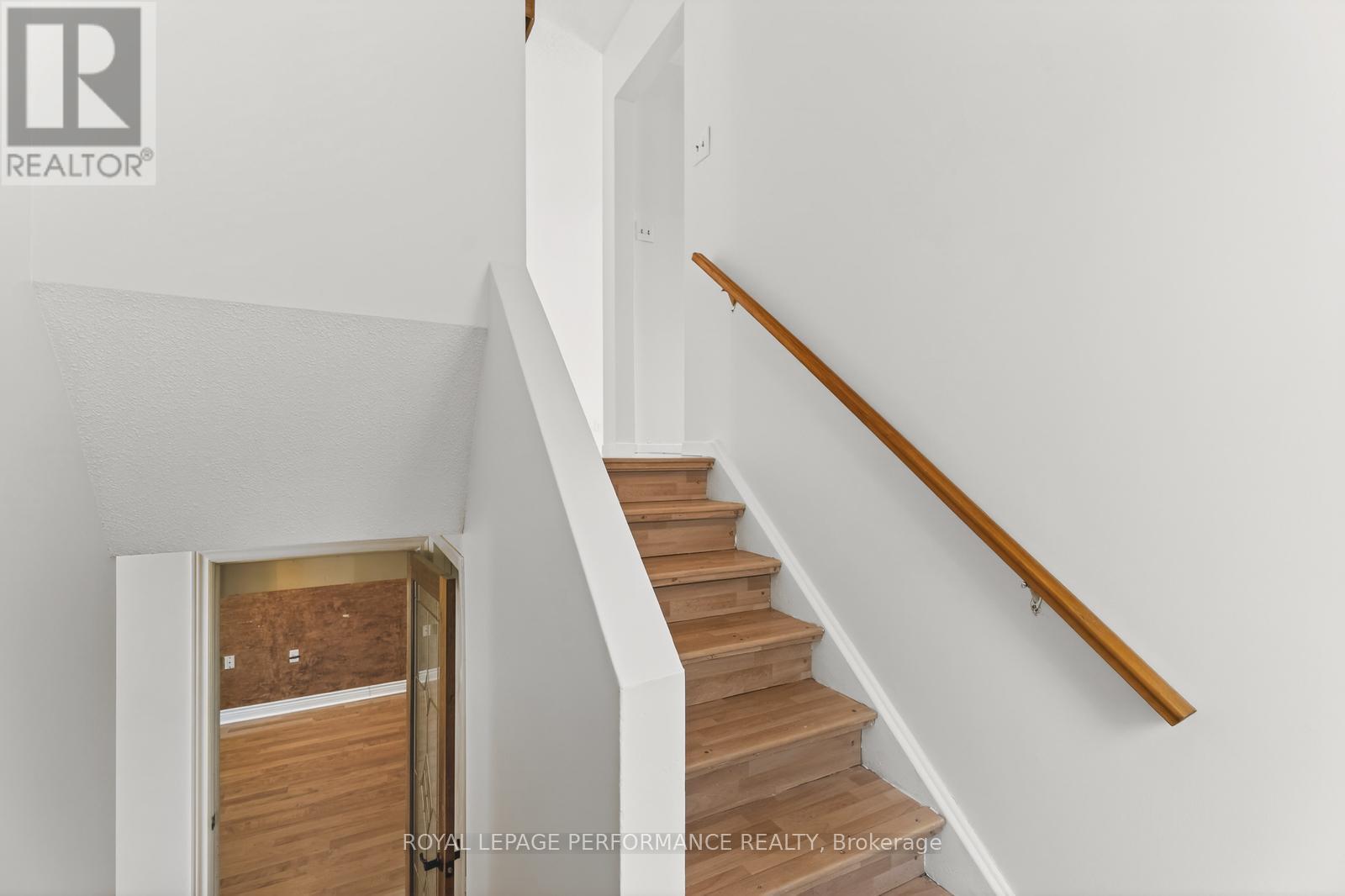 194 Mcelroy Drive, Ottawa, Ontario  K2L 1Y1 - Photo 4 - X12920946