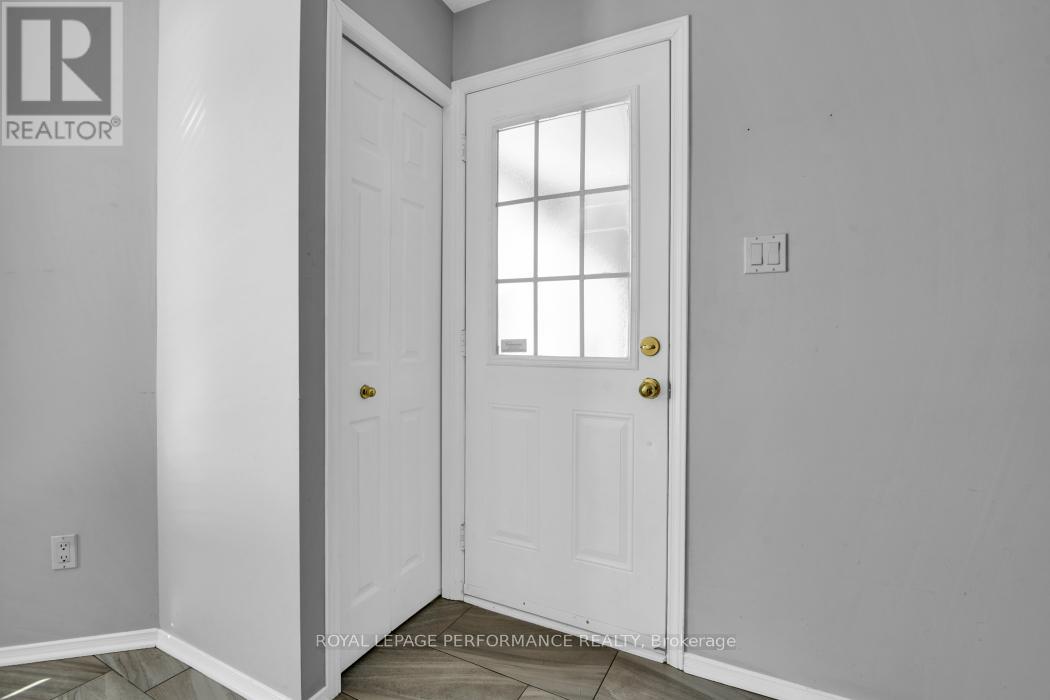 870 Longfields Drive, Ottawa, Ontario  K2J 0J3 - Photo 6 - X12921066