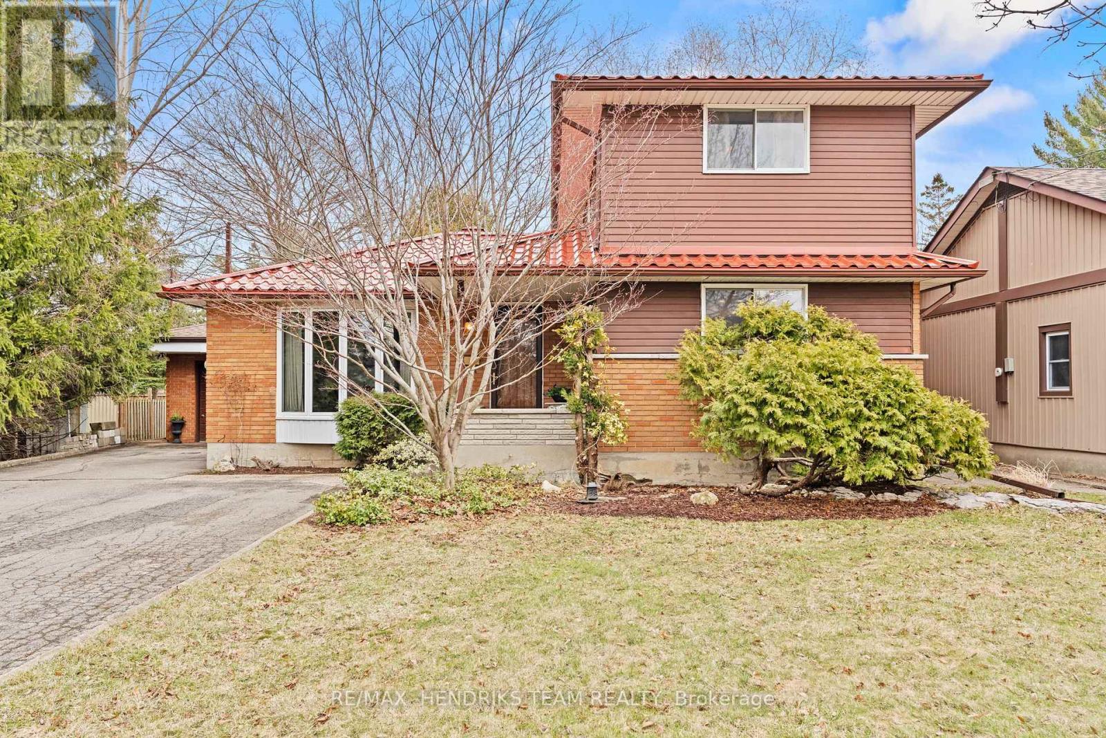 4 Ross Street, St. Catharines (Vine/linwell), Ontario  L2N 3S3 - Photo 2 - X12921080