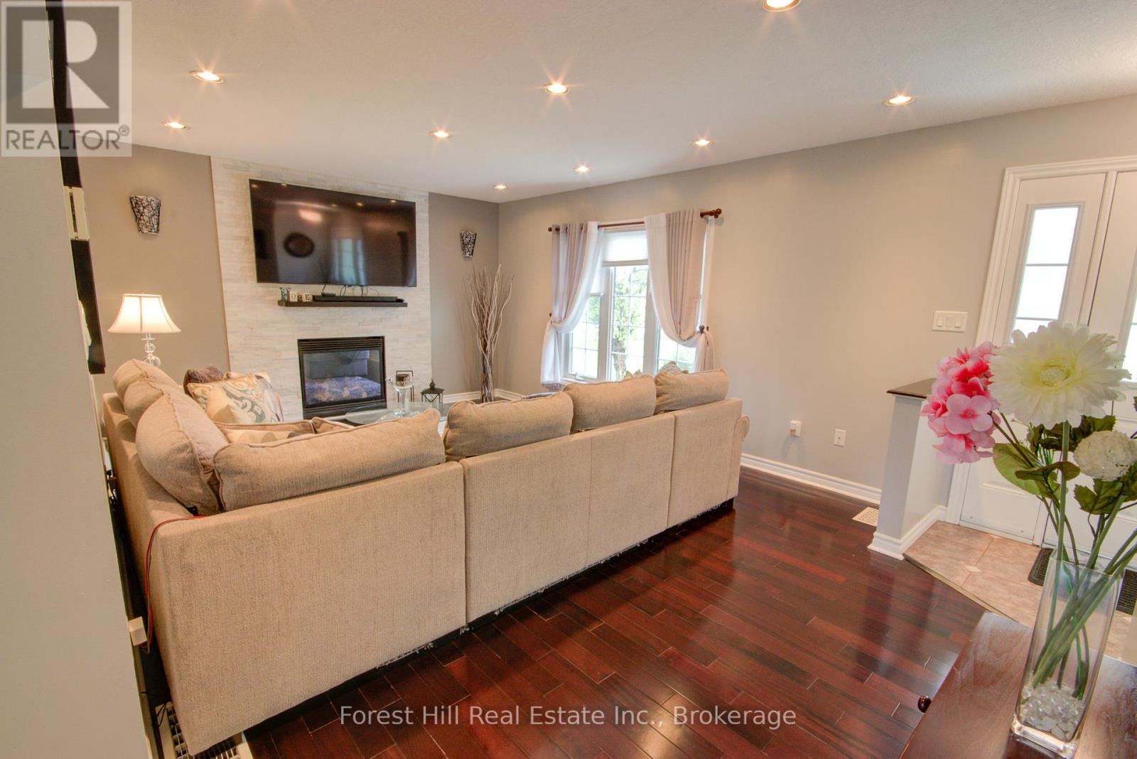 27 Greengables Drive, Oro-Medonte, Ontario  L0L 1T0 - Photo 6 - S12921034