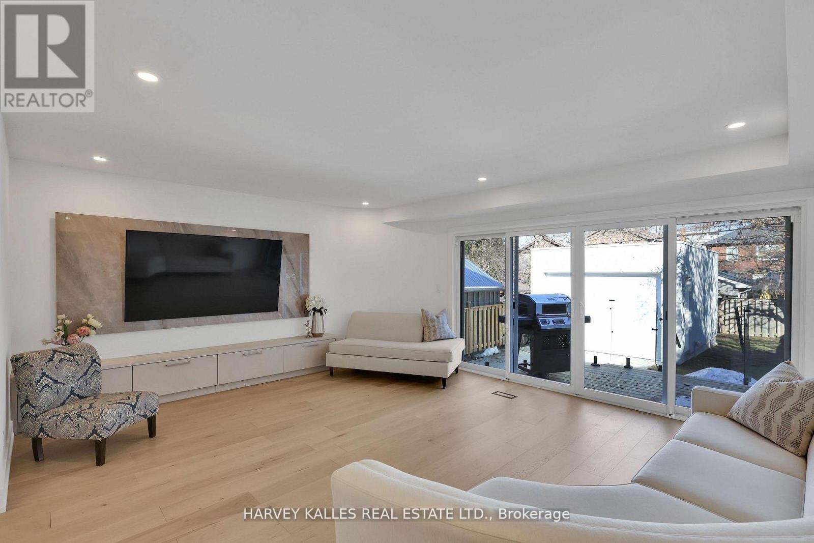 207 Sutherland Drive, Toronto, Ontario  M4G 1J1 - Photo 11 - C12921038