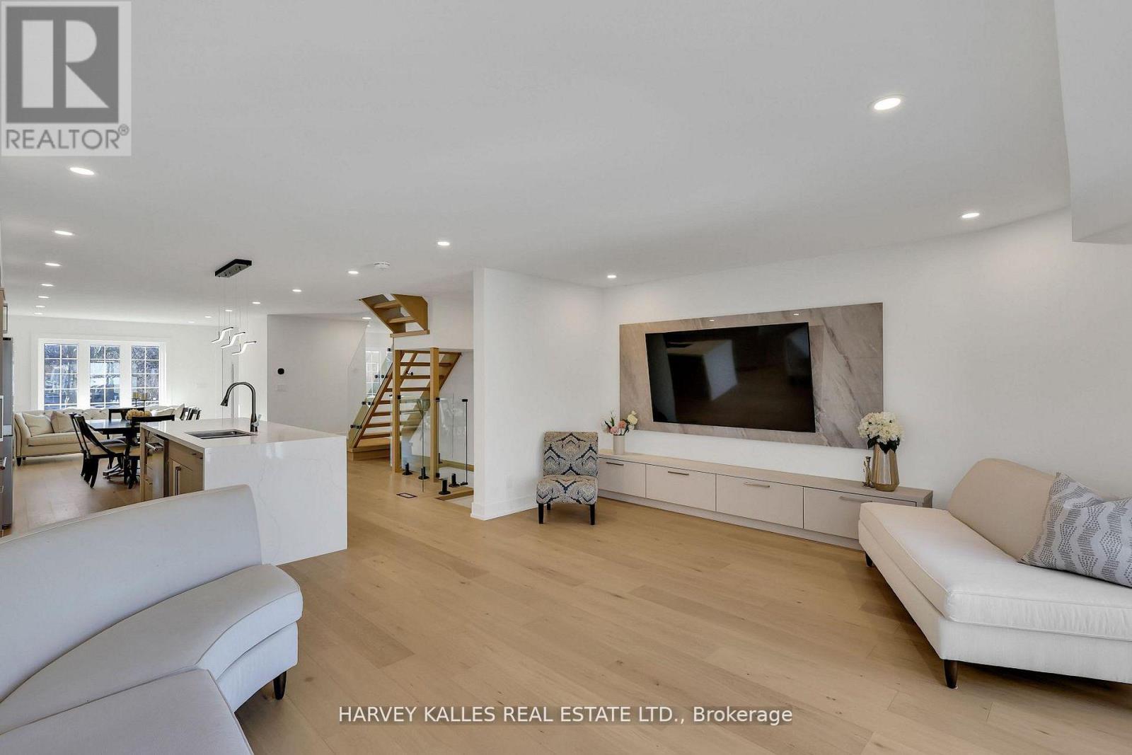 207 Sutherland Drive, Toronto, Ontario  M4G 1J1 - Photo 12 - C12921038