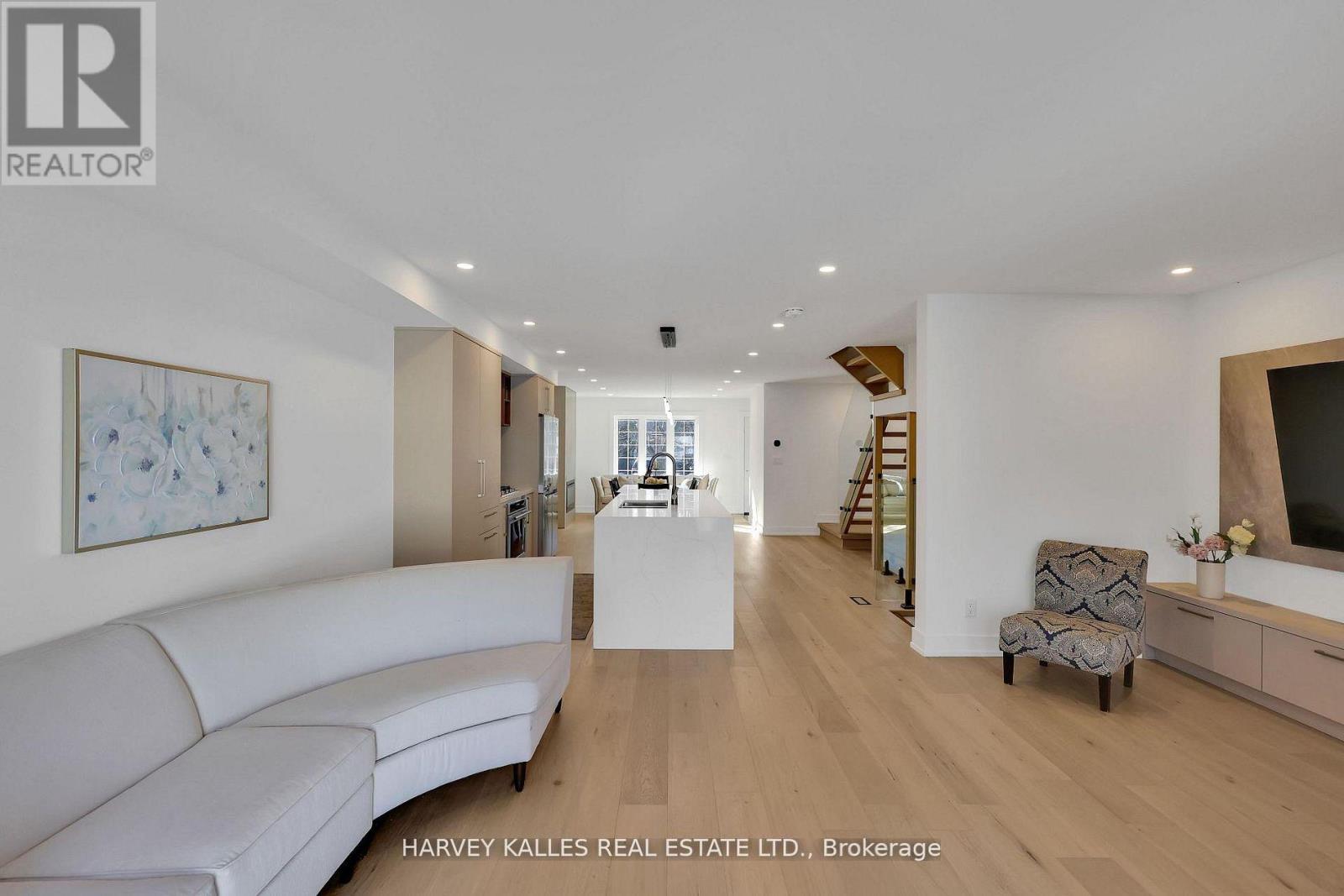 207 Sutherland Drive, Toronto, Ontario  M4G 1J1 - Photo 13 - C12921038