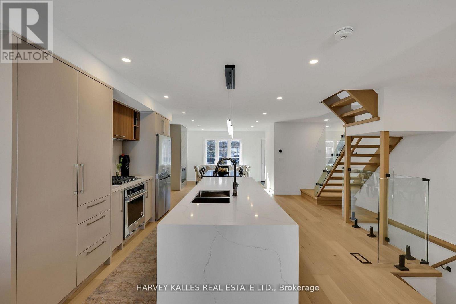 207 Sutherland Drive, Toronto, Ontario  M4G 1J1 - Photo 14 - C12921038