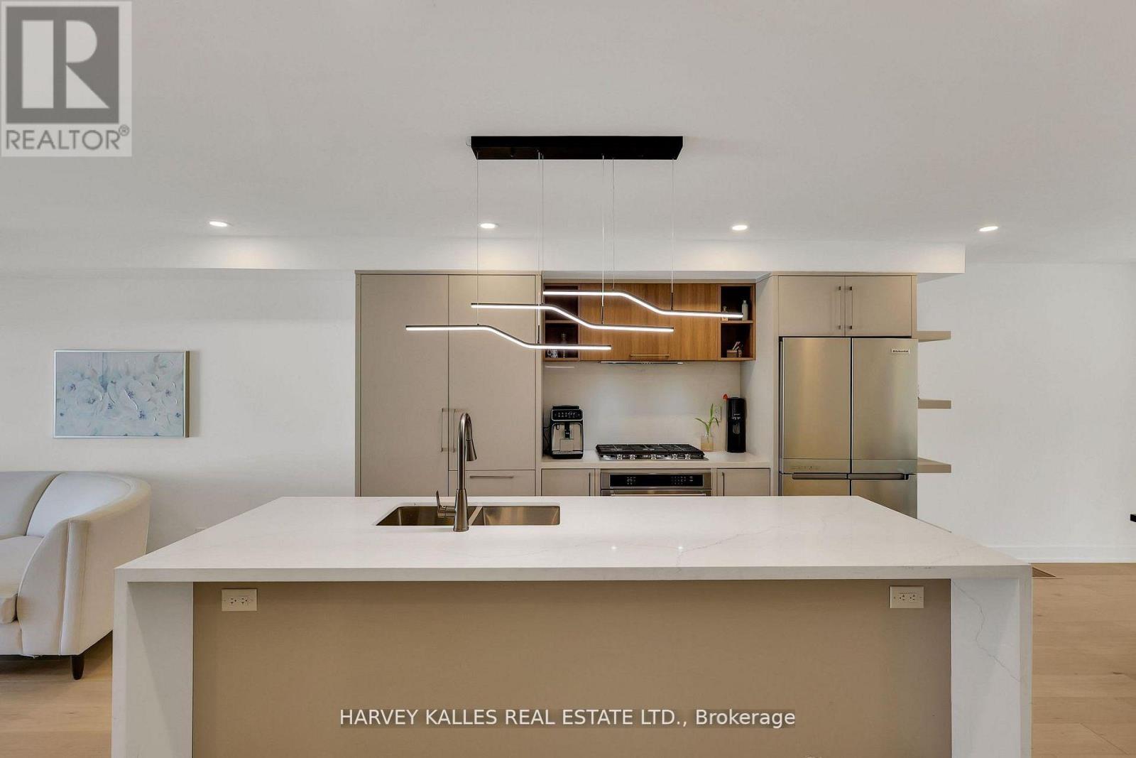 207 Sutherland Drive, Toronto, Ontario  M4G 1J1 - Photo 16 - C12921038