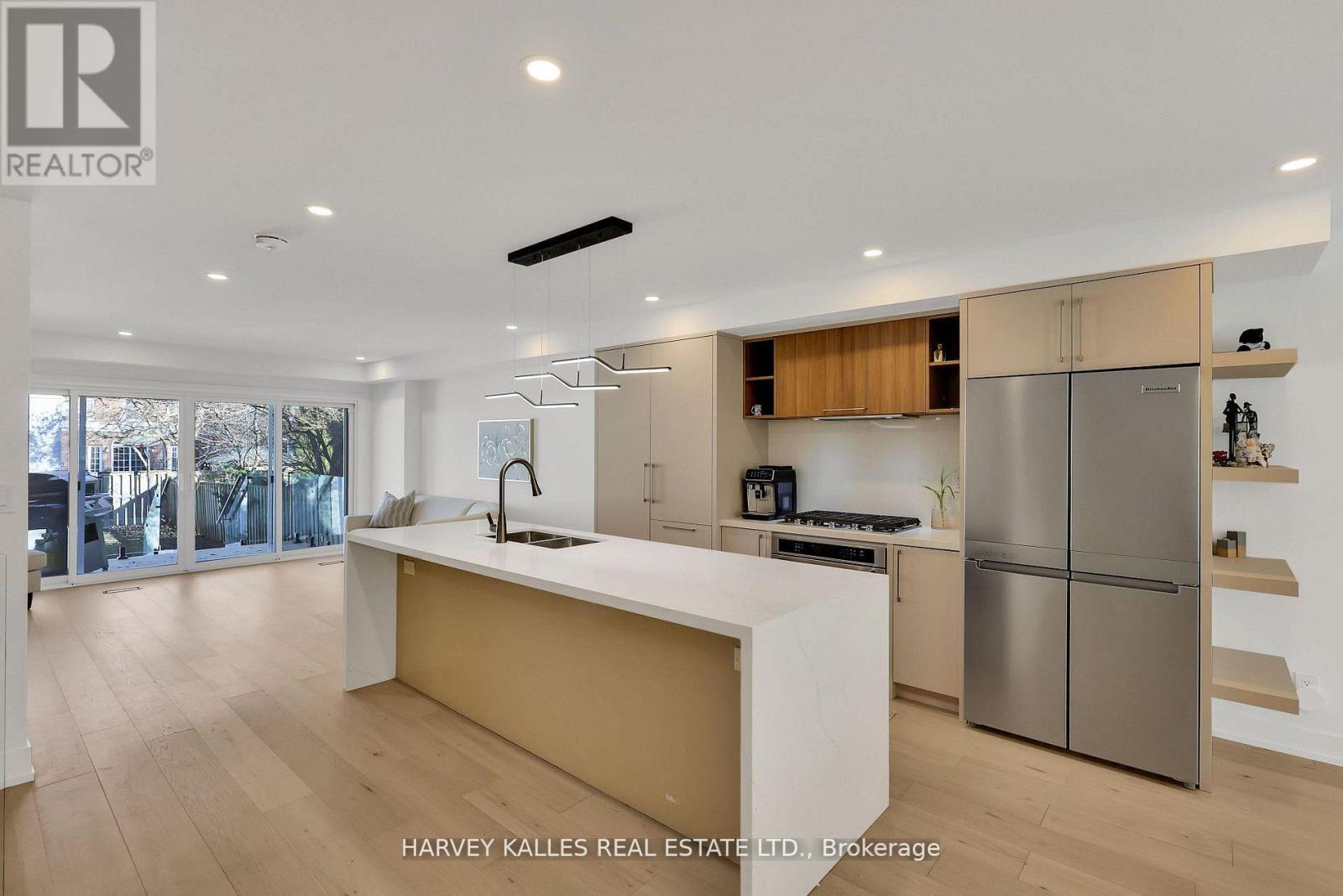 207 Sutherland Drive, Toronto, Ontario  M4G 1J1 - Photo 17 - C12921038