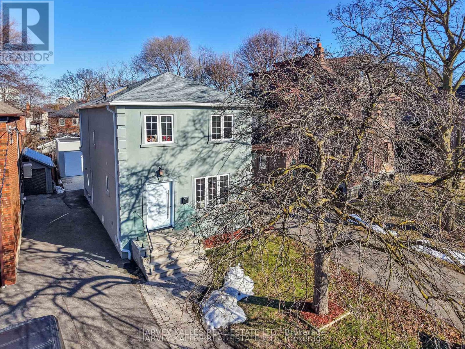 207 Sutherland Drive, Toronto, Ontario  M4G 1J1 - Photo 2 - C12921038