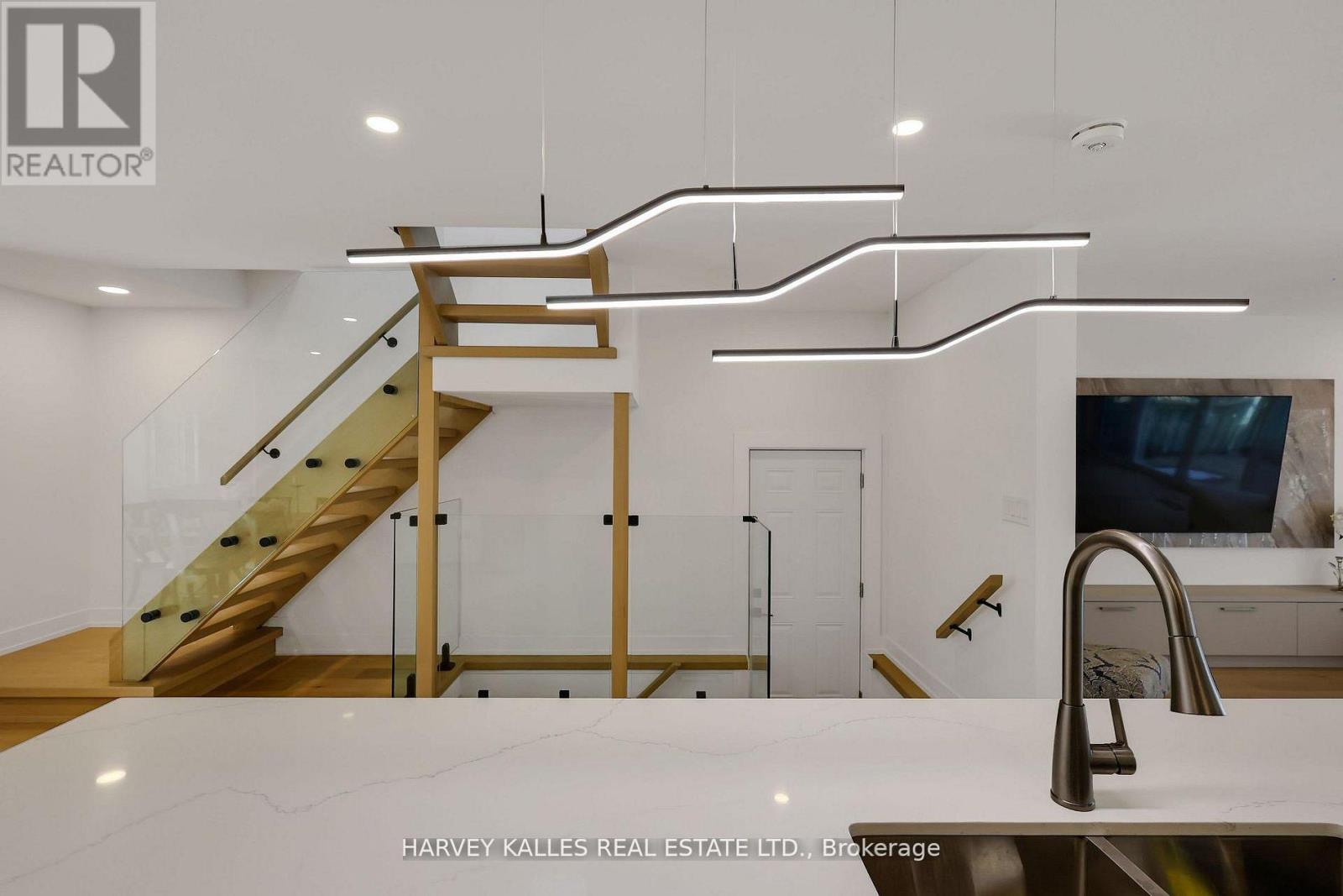 207 Sutherland Drive, Toronto, Ontario  M4G 1J1 - Photo 20 - C12921038