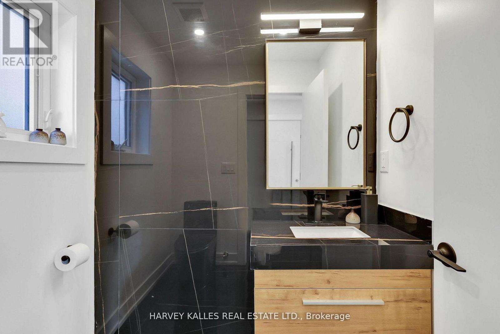 207 Sutherland Drive, Toronto, Ontario  M4G 1J1 - Photo 21 - C12921038