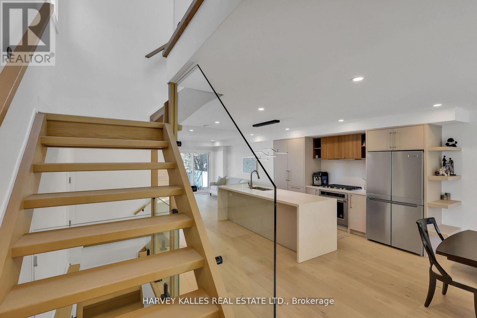 207 Sutherland Drive, Toronto, Ontario  M4G 1J1 - Photo 22 - C12921038