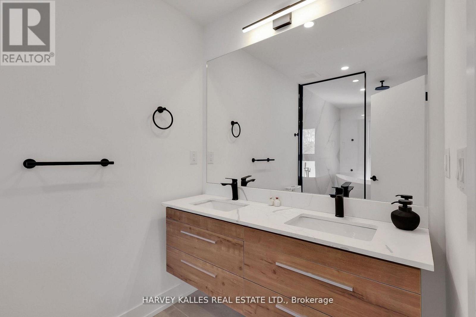 207 Sutherland Drive, Toronto, Ontario  M4G 1J1 - Photo 27 - C12921038