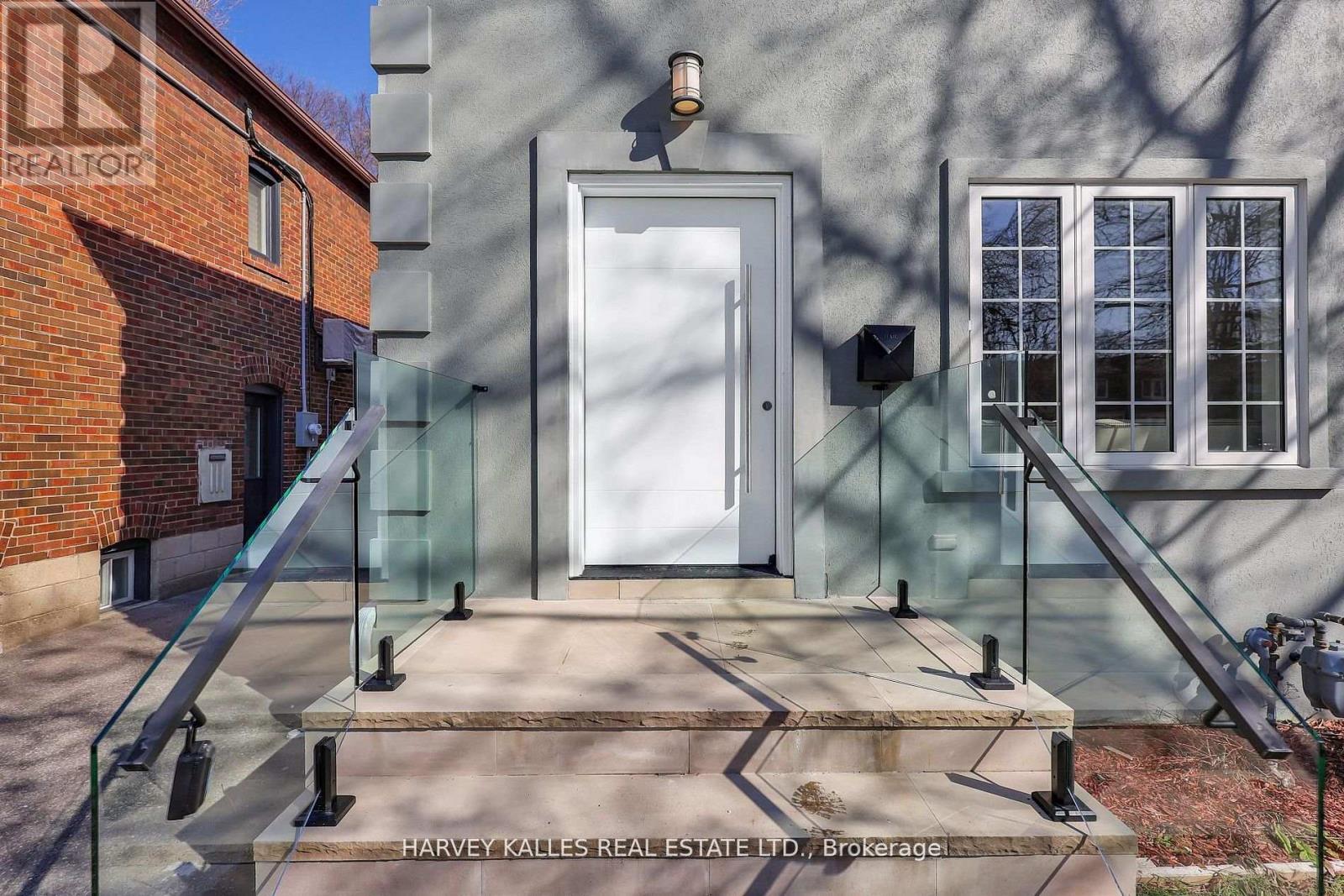 207 Sutherland Drive, Toronto, Ontario  M4G 1J1 - Photo 3 - C12921038