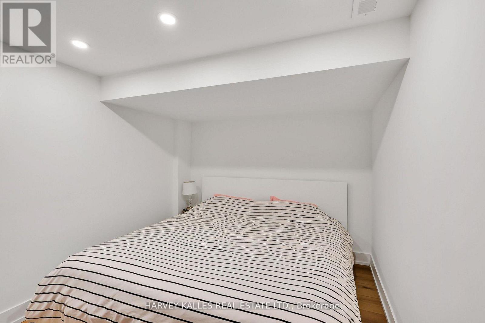 207 Sutherland Drive, Toronto, Ontario  M4G 1J1 - Photo 41 - C12921038