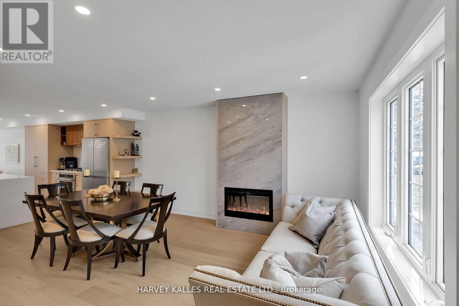 207 Sutherland Drive, Toronto, Ontario  M4G 1J1 - Photo 5 - C12921038