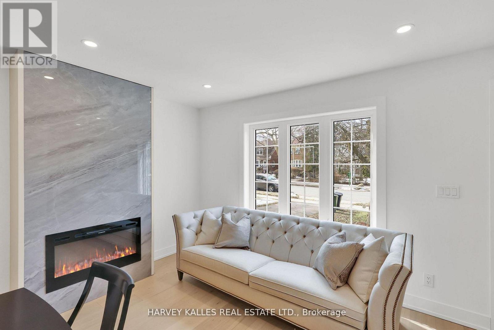 207 Sutherland Drive, Toronto, Ontario  M4G 1J1 - Photo 6 - C12921038