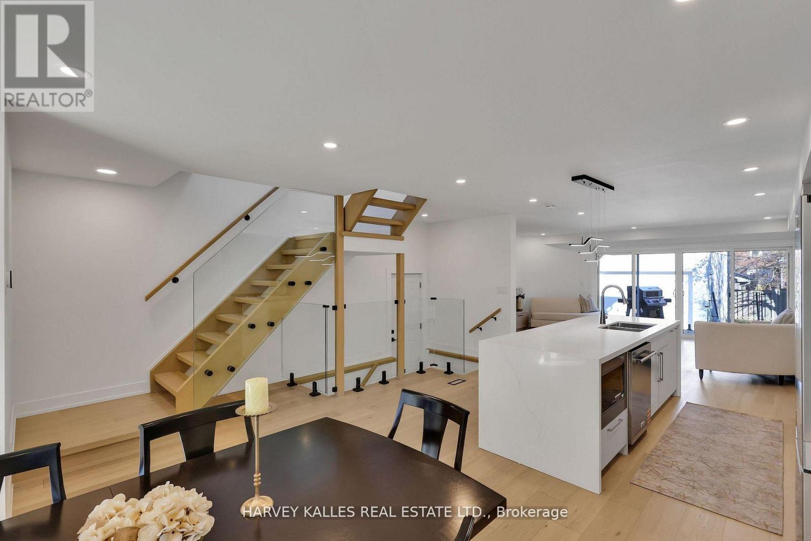 207 Sutherland Drive, Toronto, Ontario  M4G 1J1 - Photo 9 - C12921038