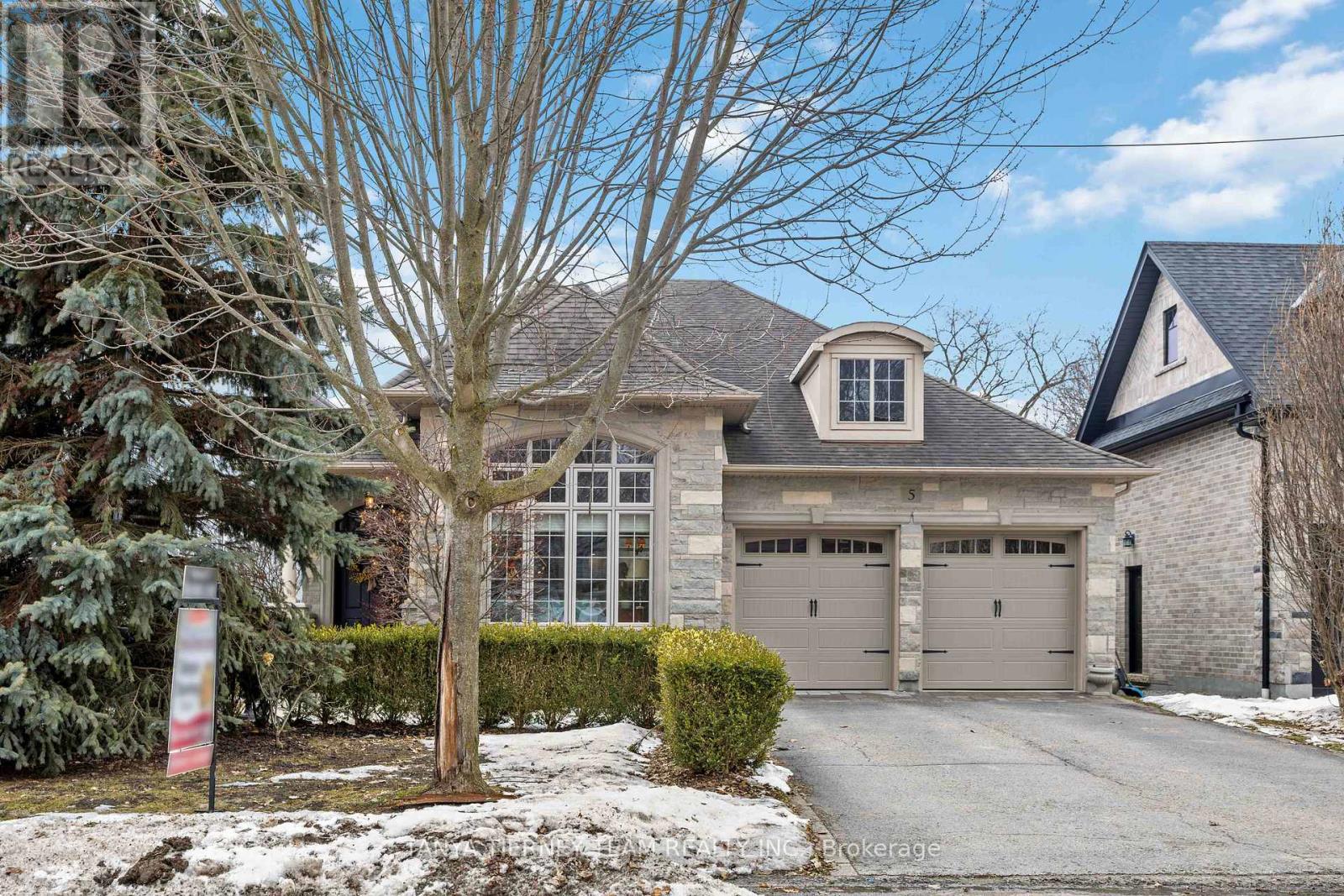 5 CENTRE STREET W, Whitby, Ontario