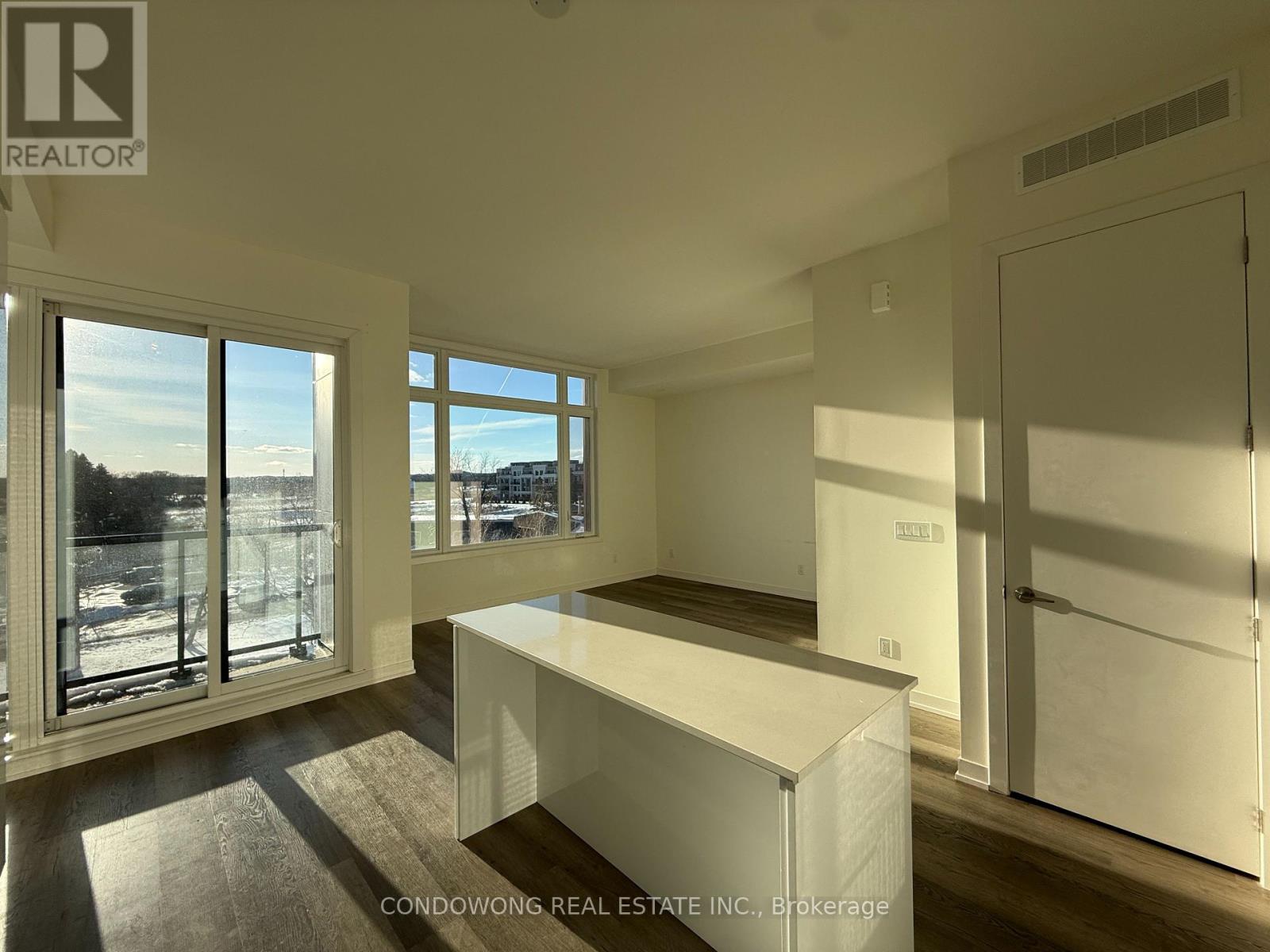 111 - 10 Steckley House Lane, Richmond Hill, Ontario  L4S 0N1 - Photo 2 - N12921044