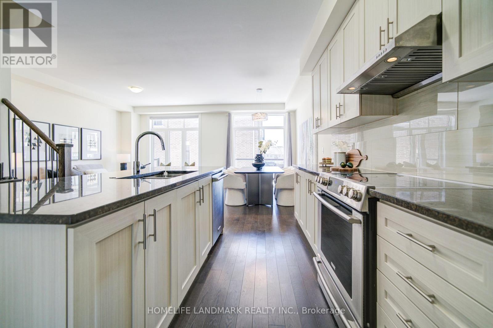 17 Duncombe Lane, Richmond Hill, Ontario  L4C 1C2 - Photo 18 - N12921114