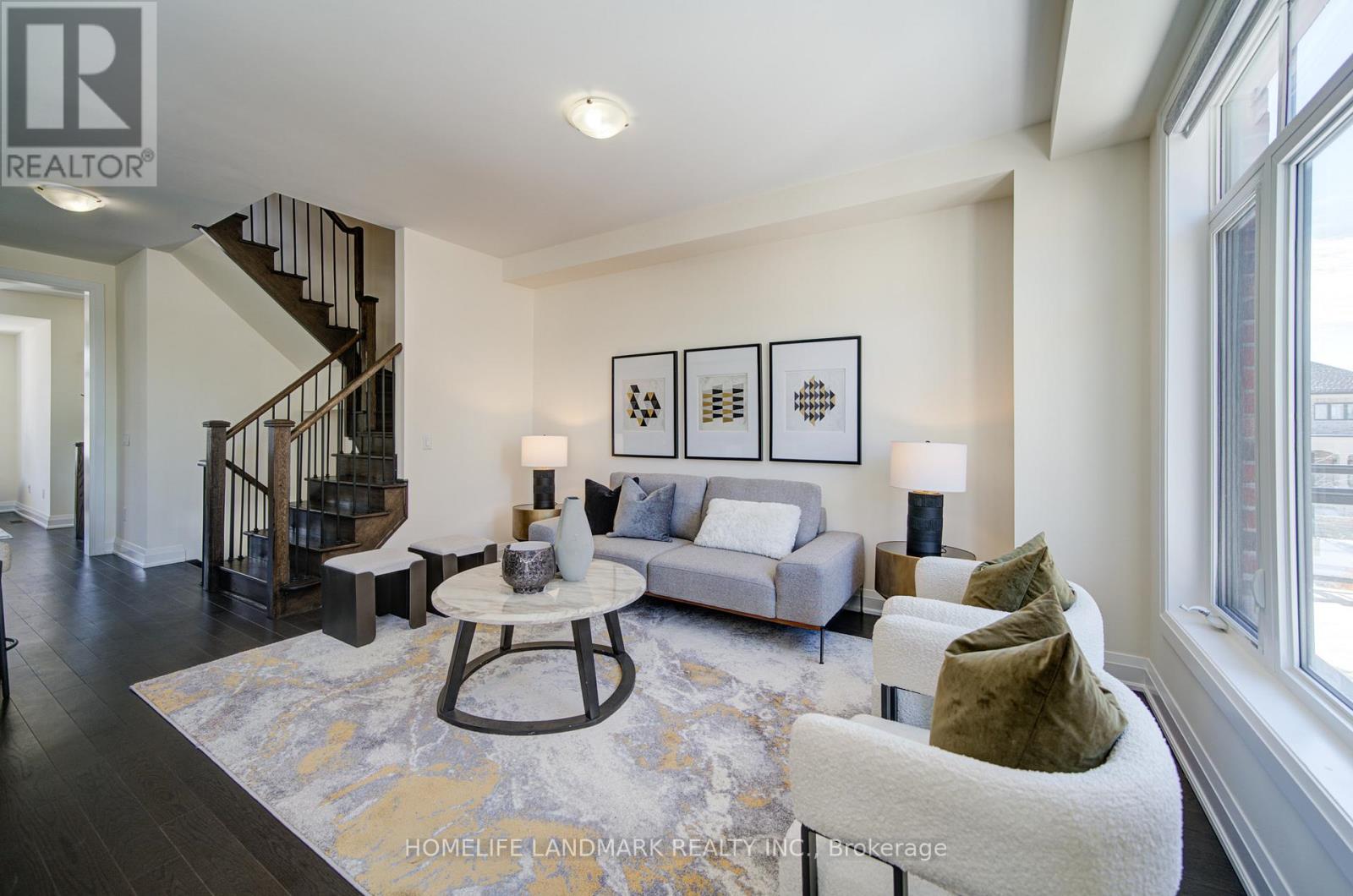 17 Duncombe Lane, Richmond Hill, Ontario  L4C 1C2 - Photo 2 - N12921114