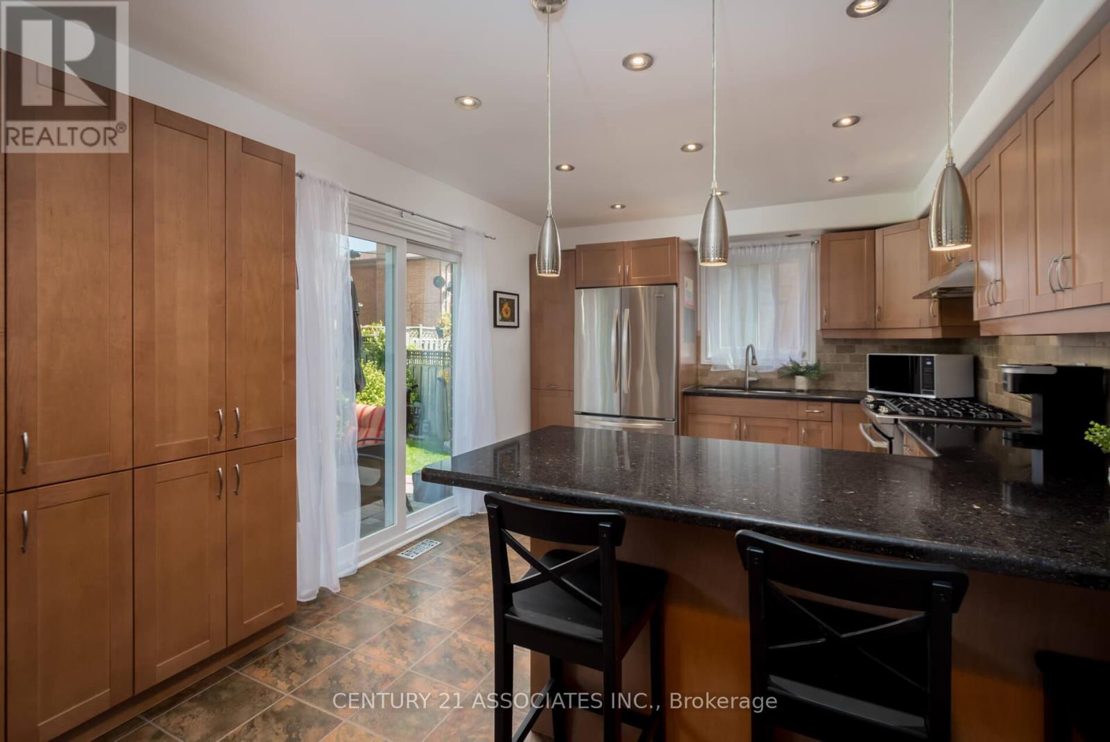 1324 Quinpool Court, Mississauga, Ontario  L5C 4J3 - Photo 13 - W12920924