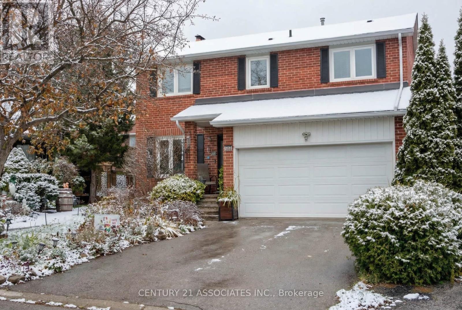 1324 Quinpool Court, Mississauga, Ontario  L5C 4J3 - Photo 2 - W12920924