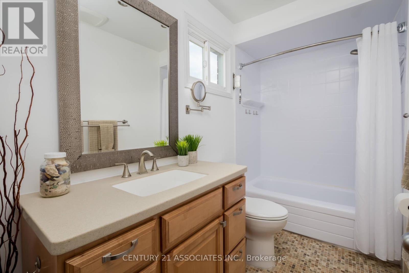 1324 Quinpool Court, Mississauga, Ontario  L5C 4J3 - Photo 21 - W12920924