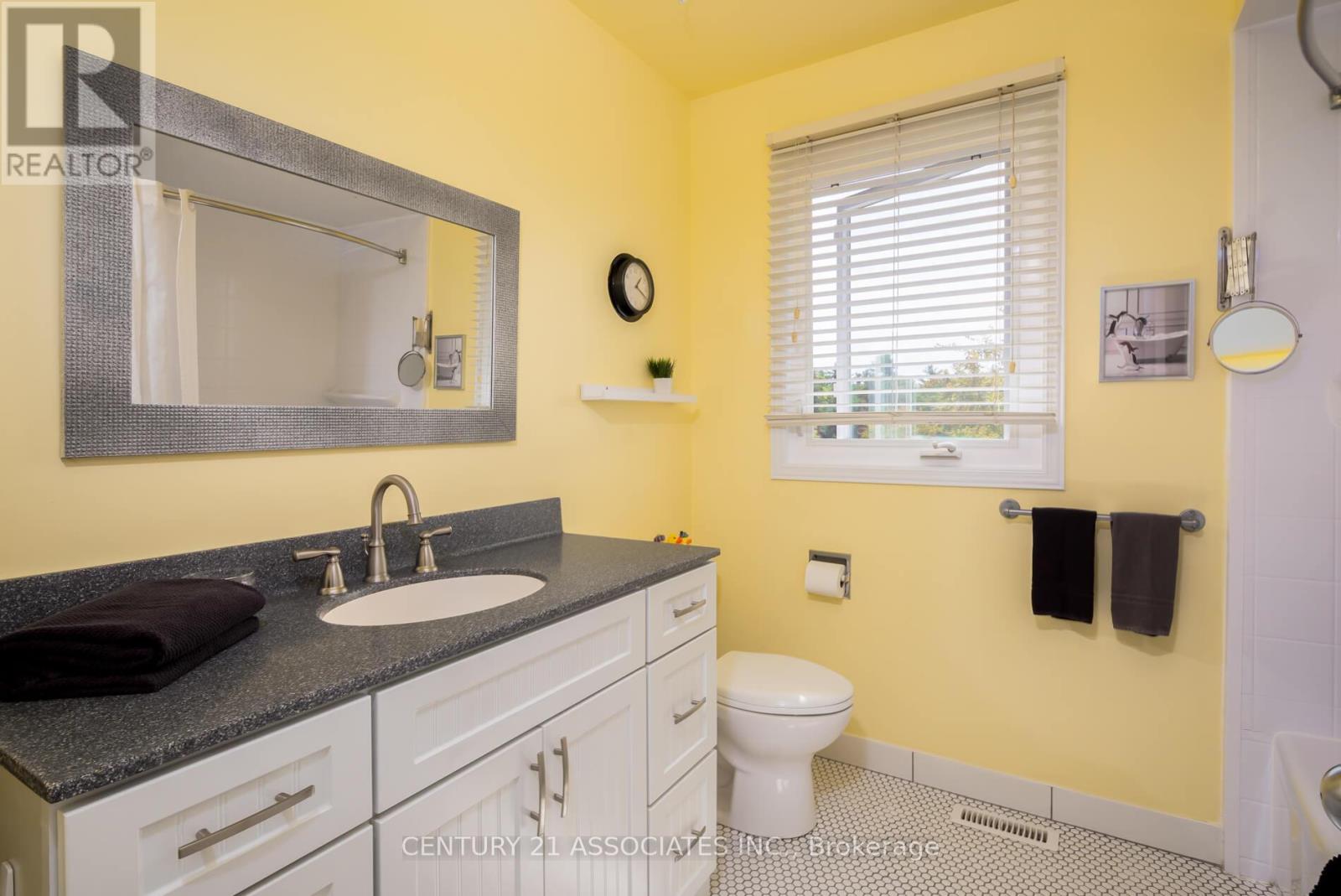 1324 Quinpool Court, Mississauga, Ontario  L5C 4J3 - Photo 24 - W12920924