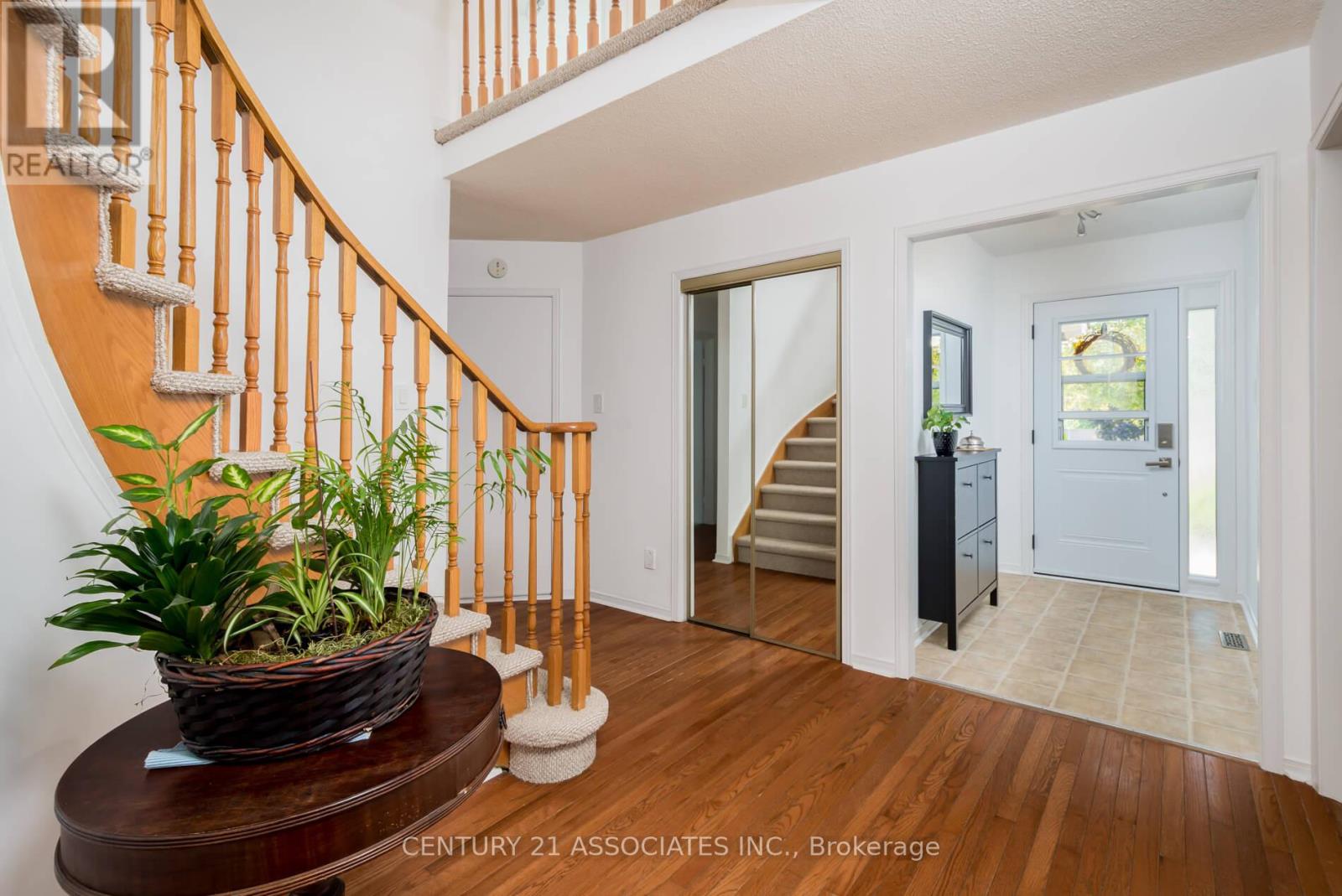 1324 Quinpool Court, Mississauga, Ontario  L5C 4J3 - Photo 5 - W12920924