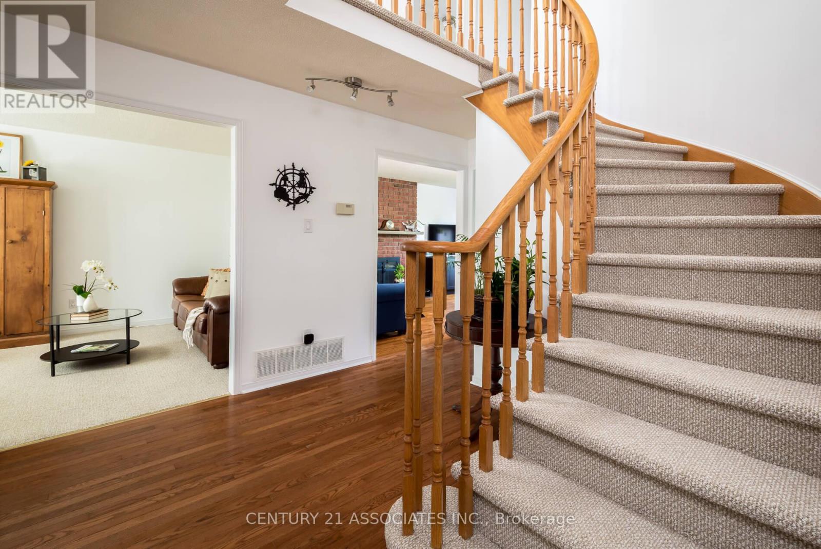 1324 Quinpool Court, Mississauga, Ontario  L5C 4J3 - Photo 6 - W12920924