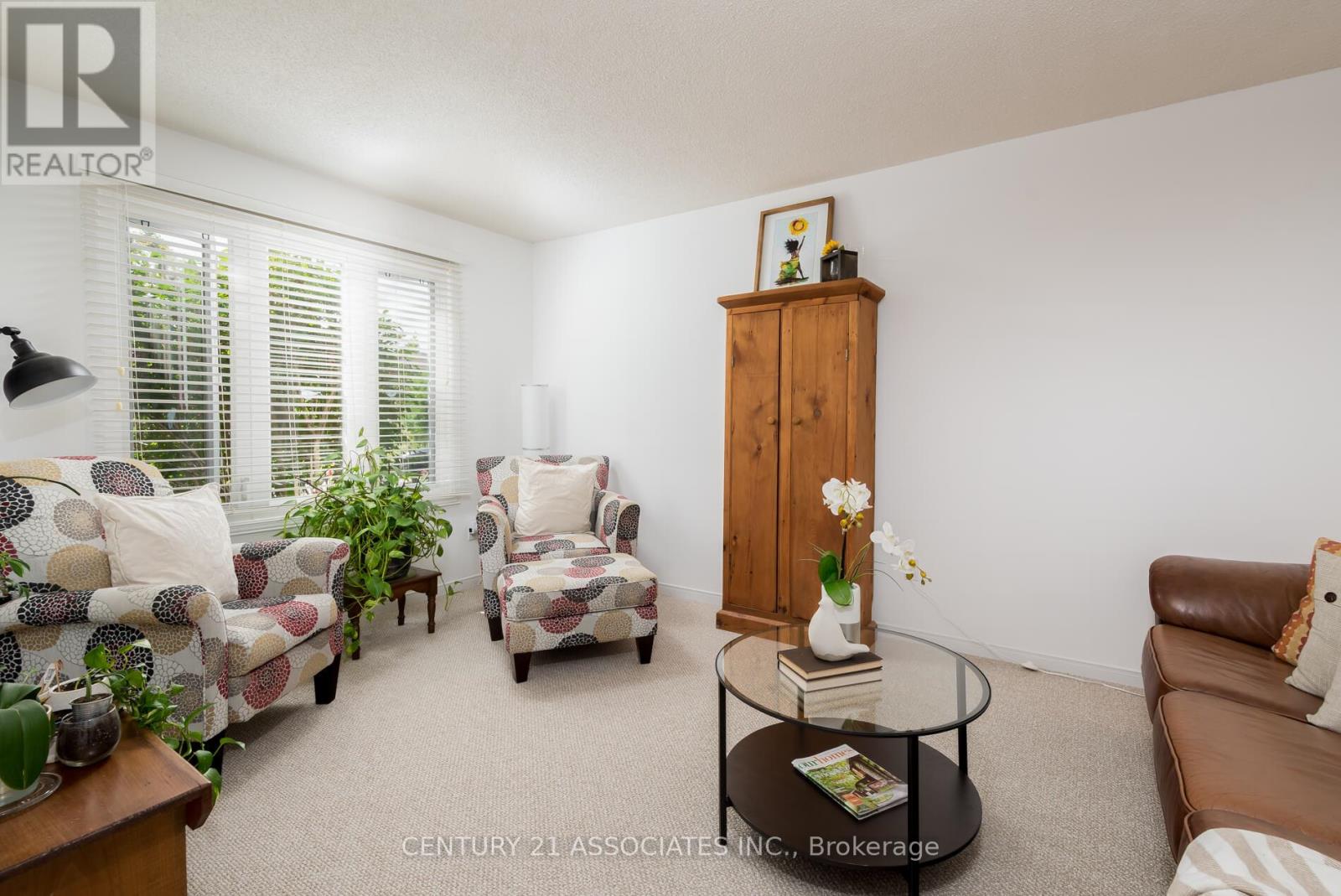 1324 Quinpool Court, Mississauga, Ontario  L5C 4J3 - Photo 7 - W12920924