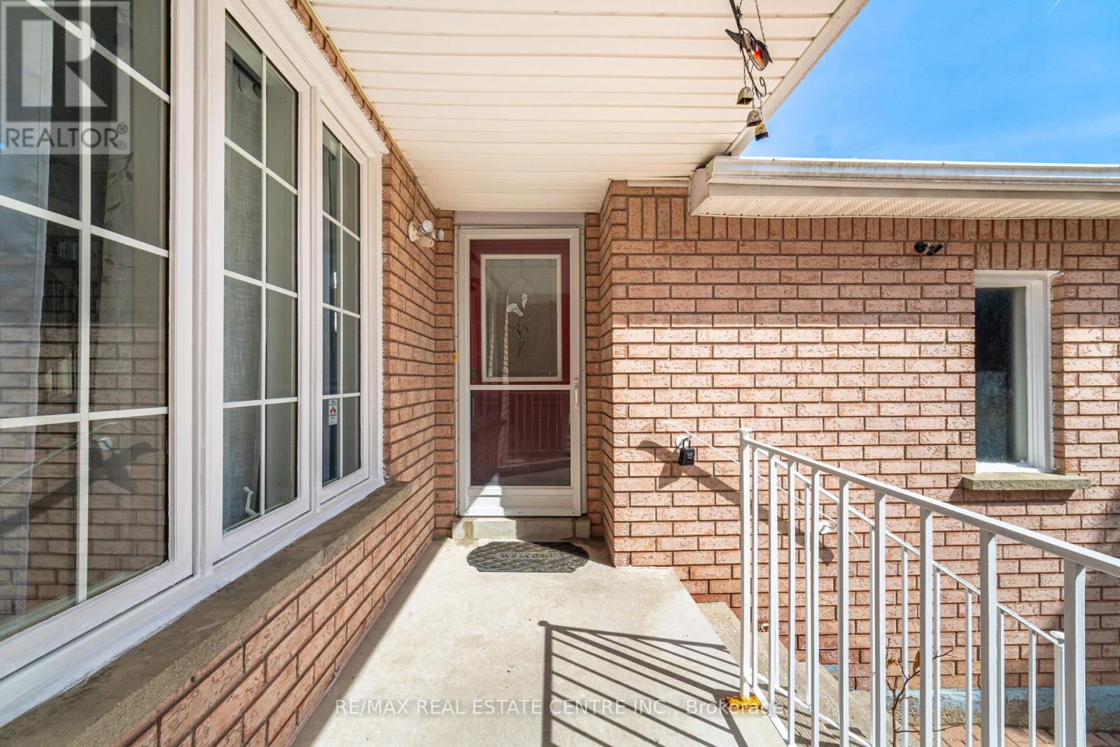 26 Braemore Road, Brampton, Ontario  L6X 1E5 - Photo 4 - W12920976
