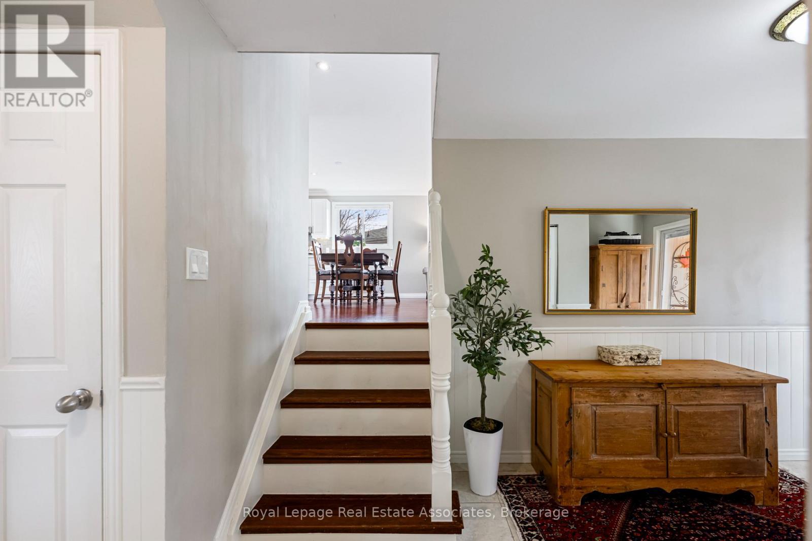 55 Eleanor Crescent, Halton Hills, Ontario  L7G 2T7 - Photo 10 - W12920990