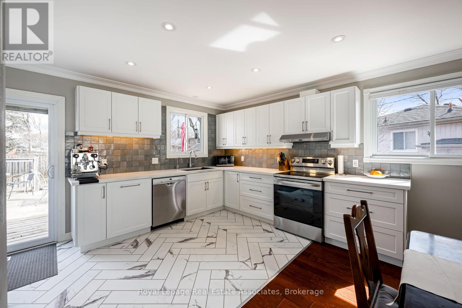 55 Eleanor Crescent, Halton Hills, Ontario  L7G 2T7 - Photo 15 - W12920990