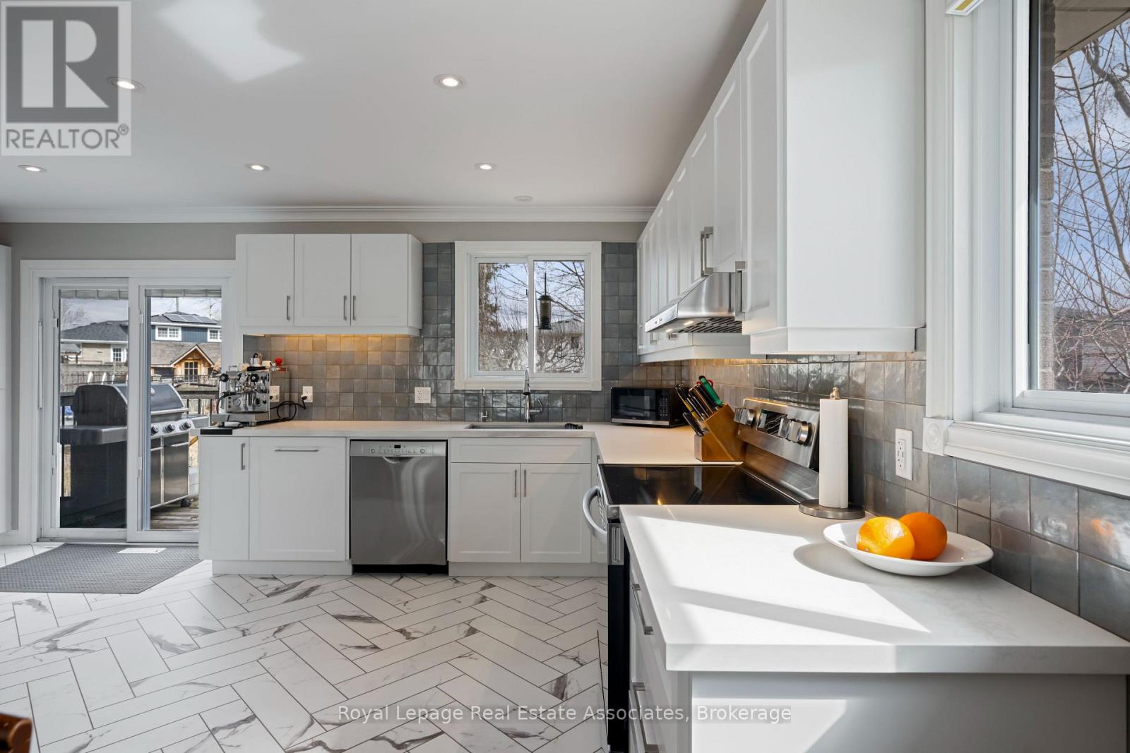 55 Eleanor Crescent, Halton Hills, Ontario  L7G 2T7 - Photo 16 - W12920990