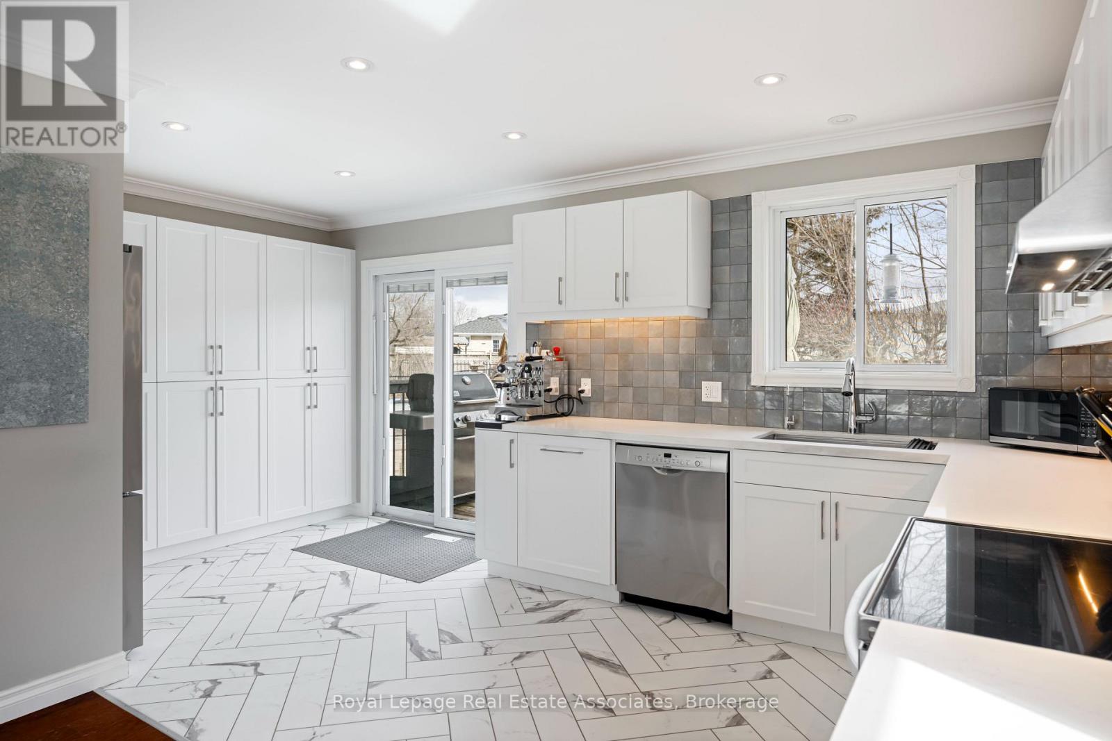 55 Eleanor Crescent, Halton Hills, Ontario  L7G 2T7 - Photo 17 - W12920990