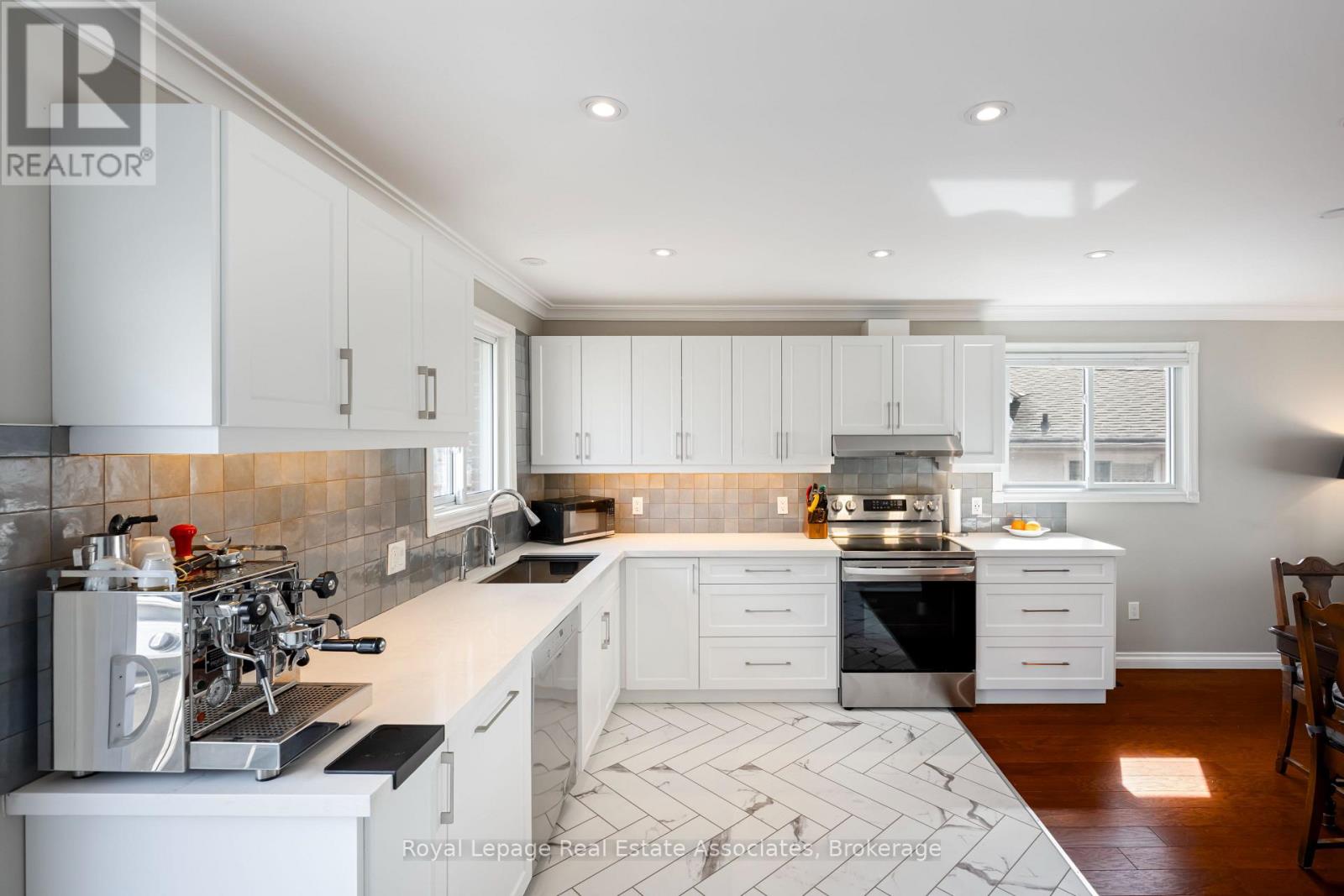 55 Eleanor Crescent, Halton Hills, Ontario  L7G 2T7 - Photo 22 - W12920990