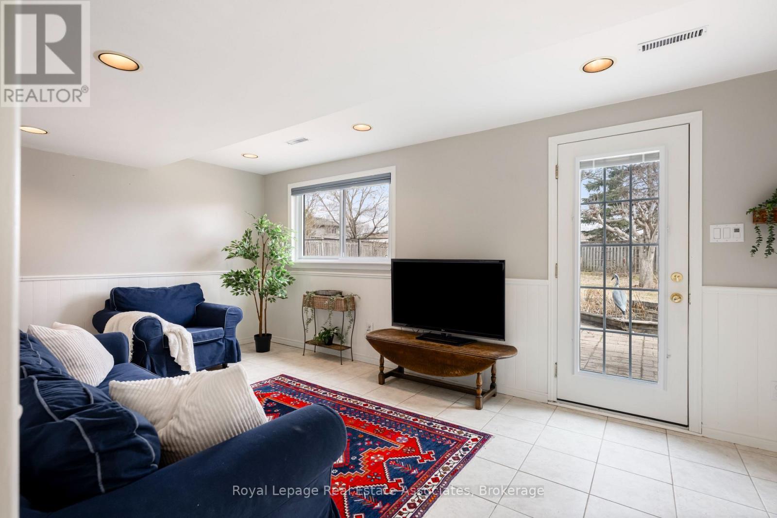 55 Eleanor Crescent, Halton Hills, Ontario  L7G 2T7 - Photo 7 - W12920990