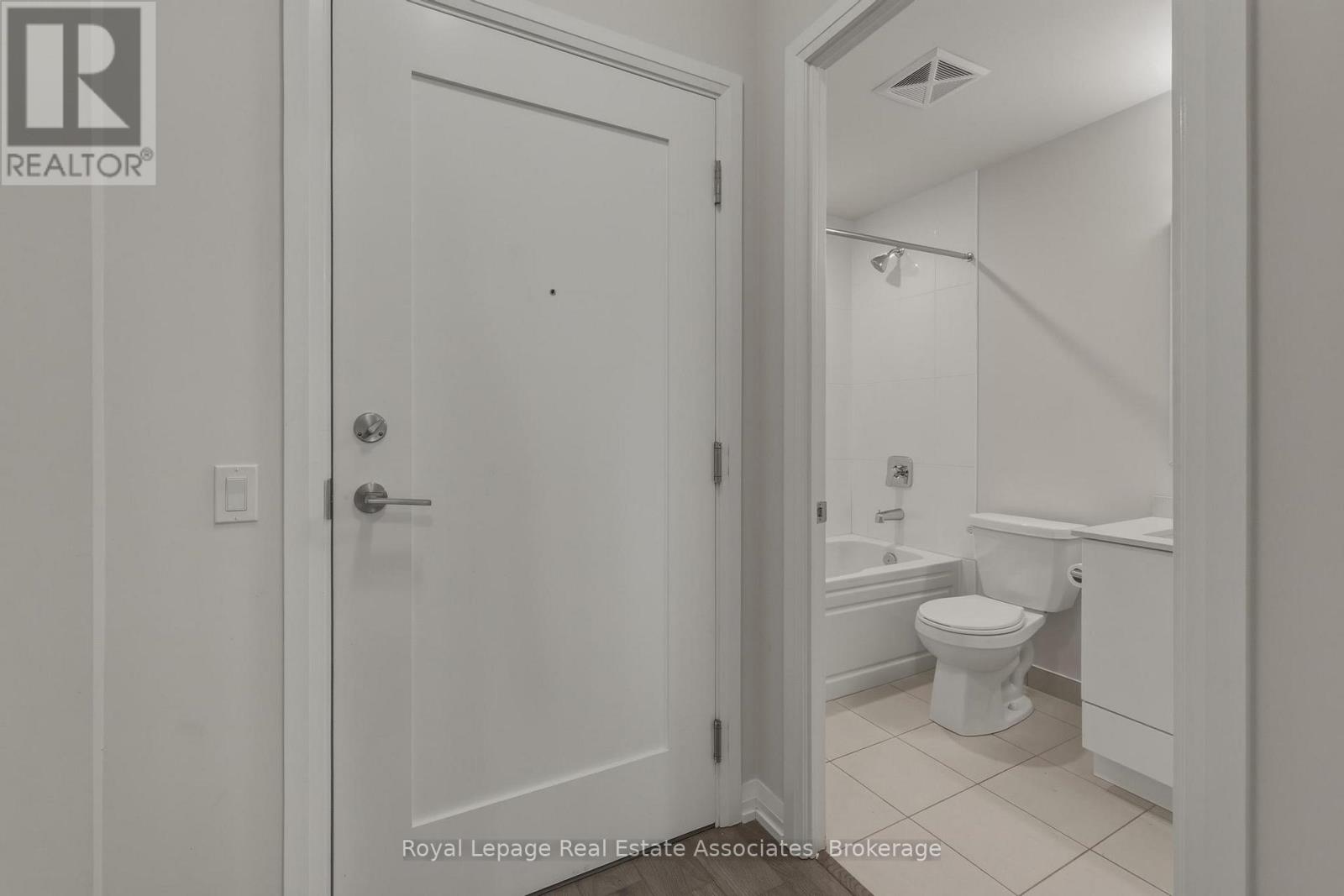 1504 - 65 Watergarden Drive, Mississauga, Ontario  L5R 0G9 - Photo 24 - W12921024