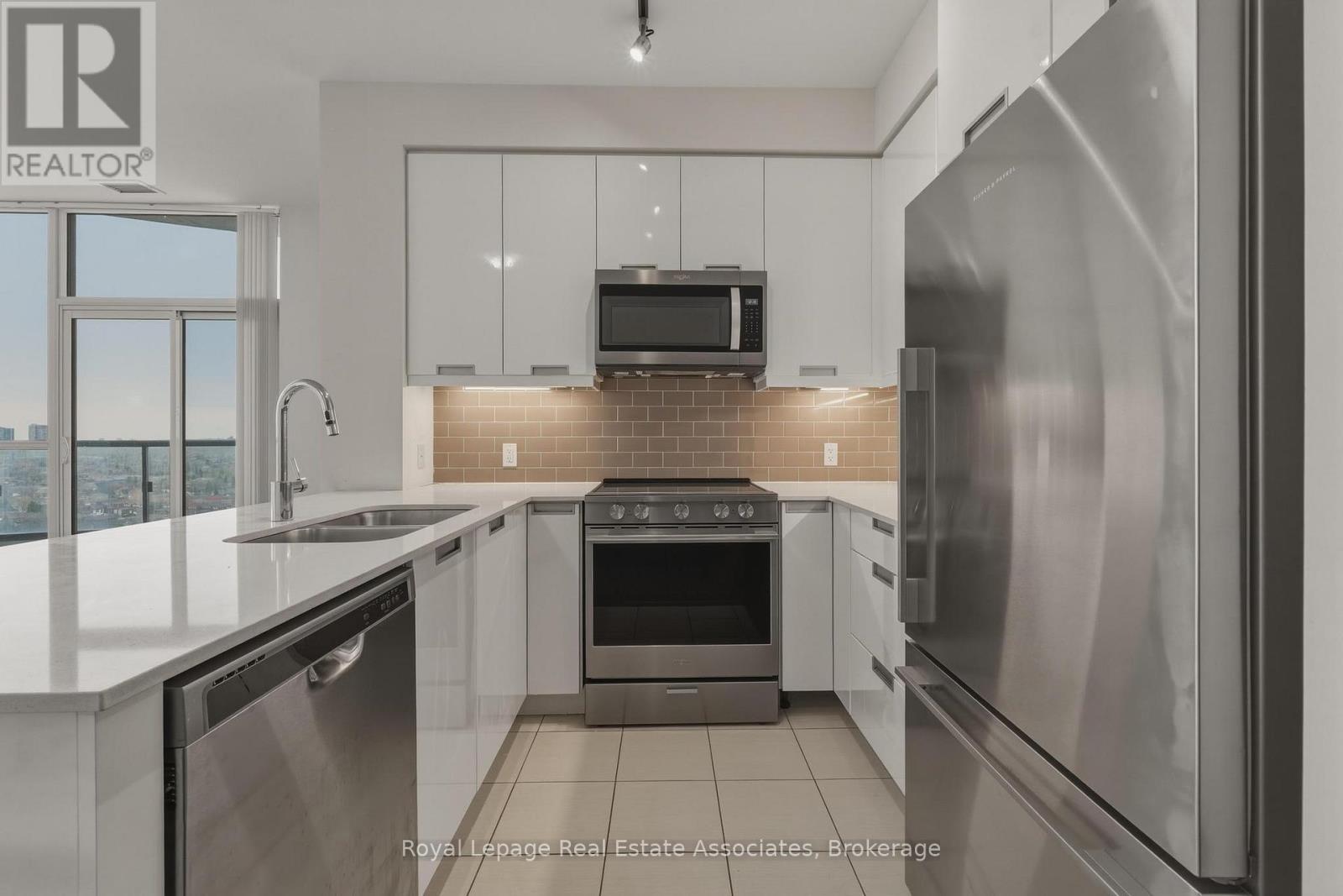 1504 - 65 Watergarden Drive, Mississauga, Ontario  L5R 0G9 - Photo 3 - W12921024