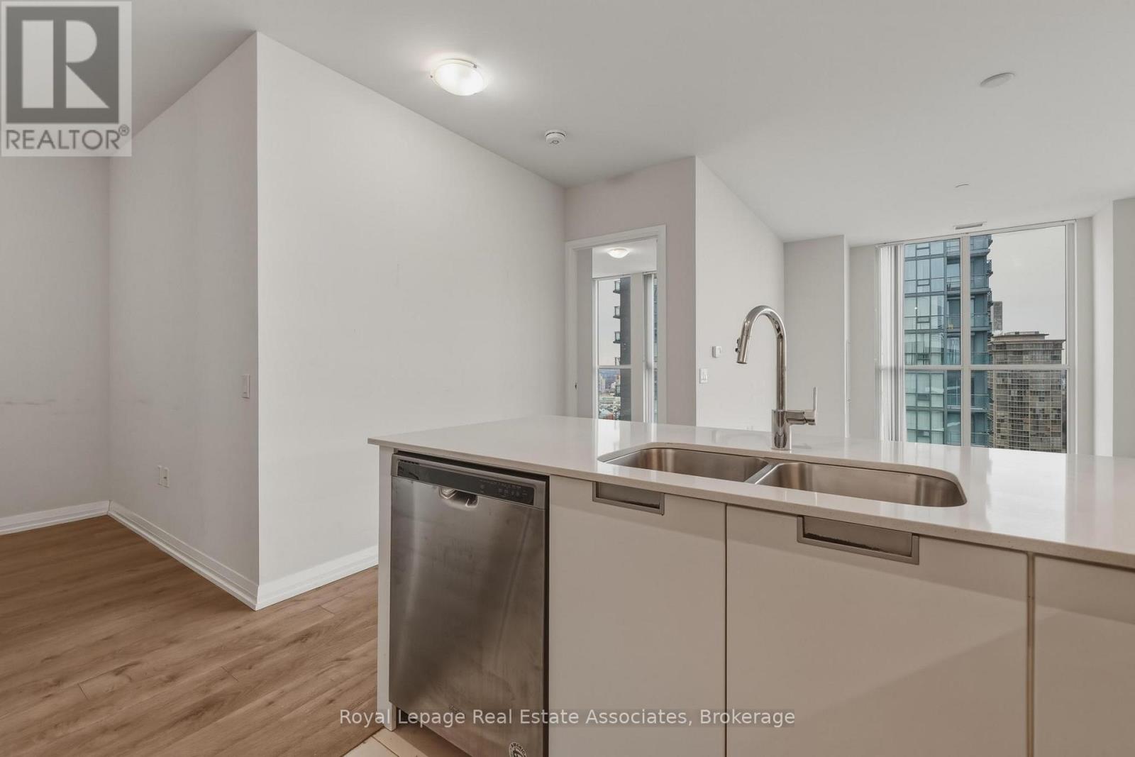 1504 - 65 Watergarden Drive, Mississauga, Ontario  L5R 0G9 - Photo 6 - W12921024