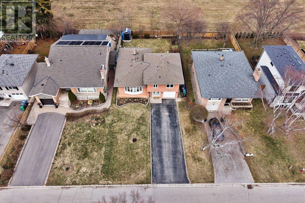 1525 Holburne Road, Mississauga, Ontario  L5E 2L7 - Photo 3 - W12921026